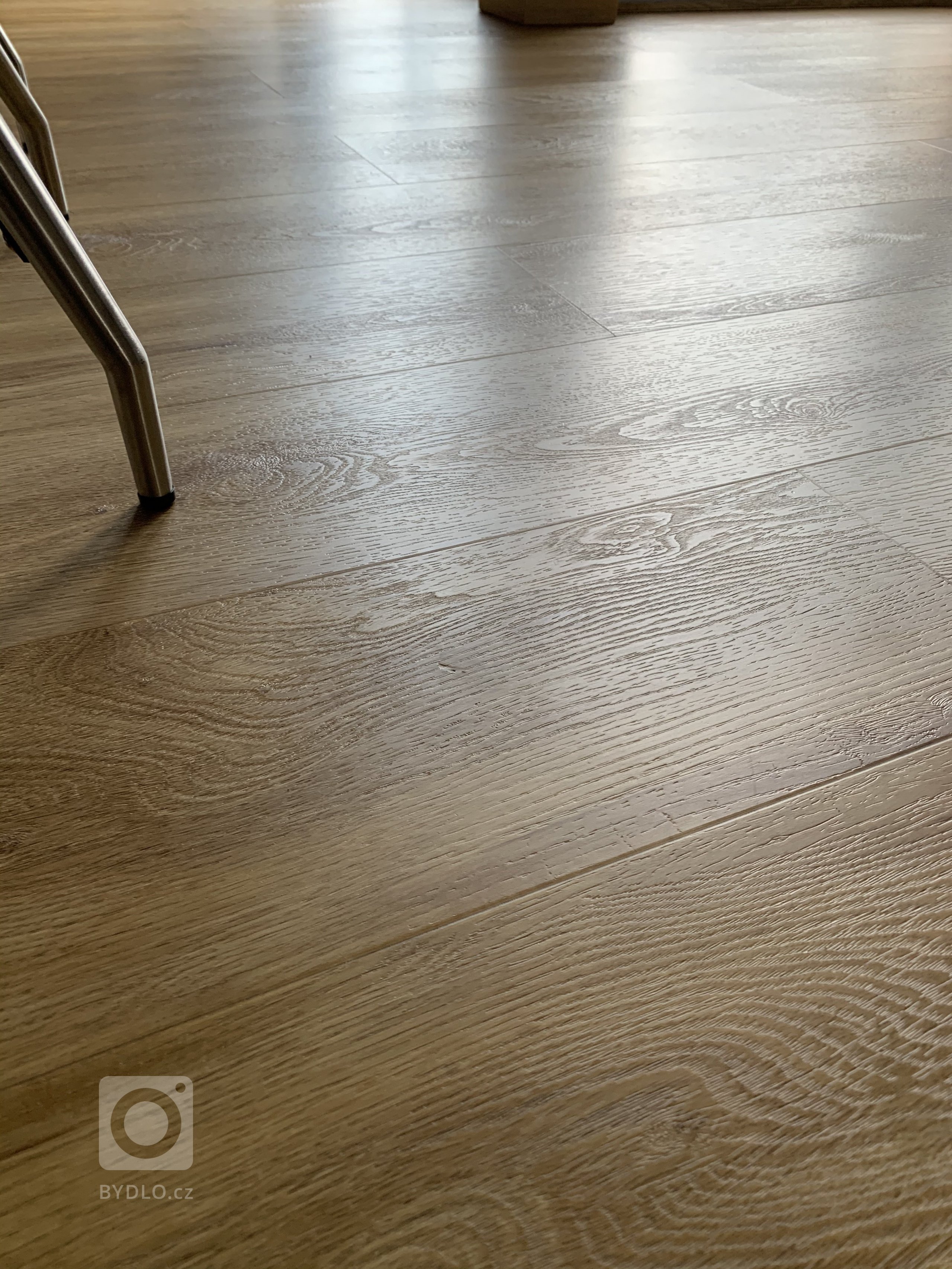 Detail struktury podlahy. Kvalitní vinylová podlaha je od masivní dřevěné podlahy k nerozeznání