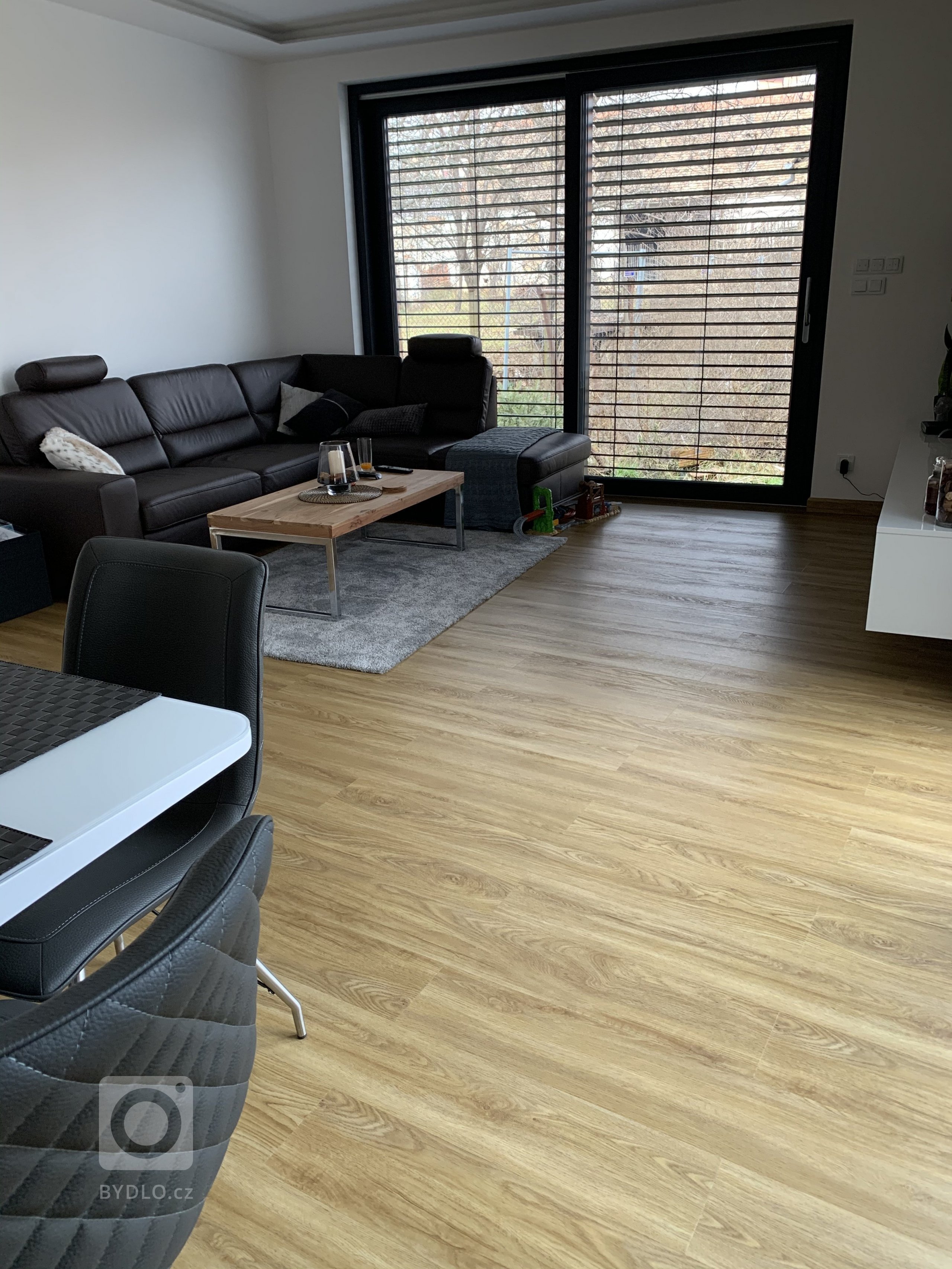 Podlahové plochy téměř v celém domě stejně jako schody jsou pokryty vinylovou podlahou ve stejném dekoru - podlaha BUKOMA PREMIUM CLICK dekor Dub Gladstone…