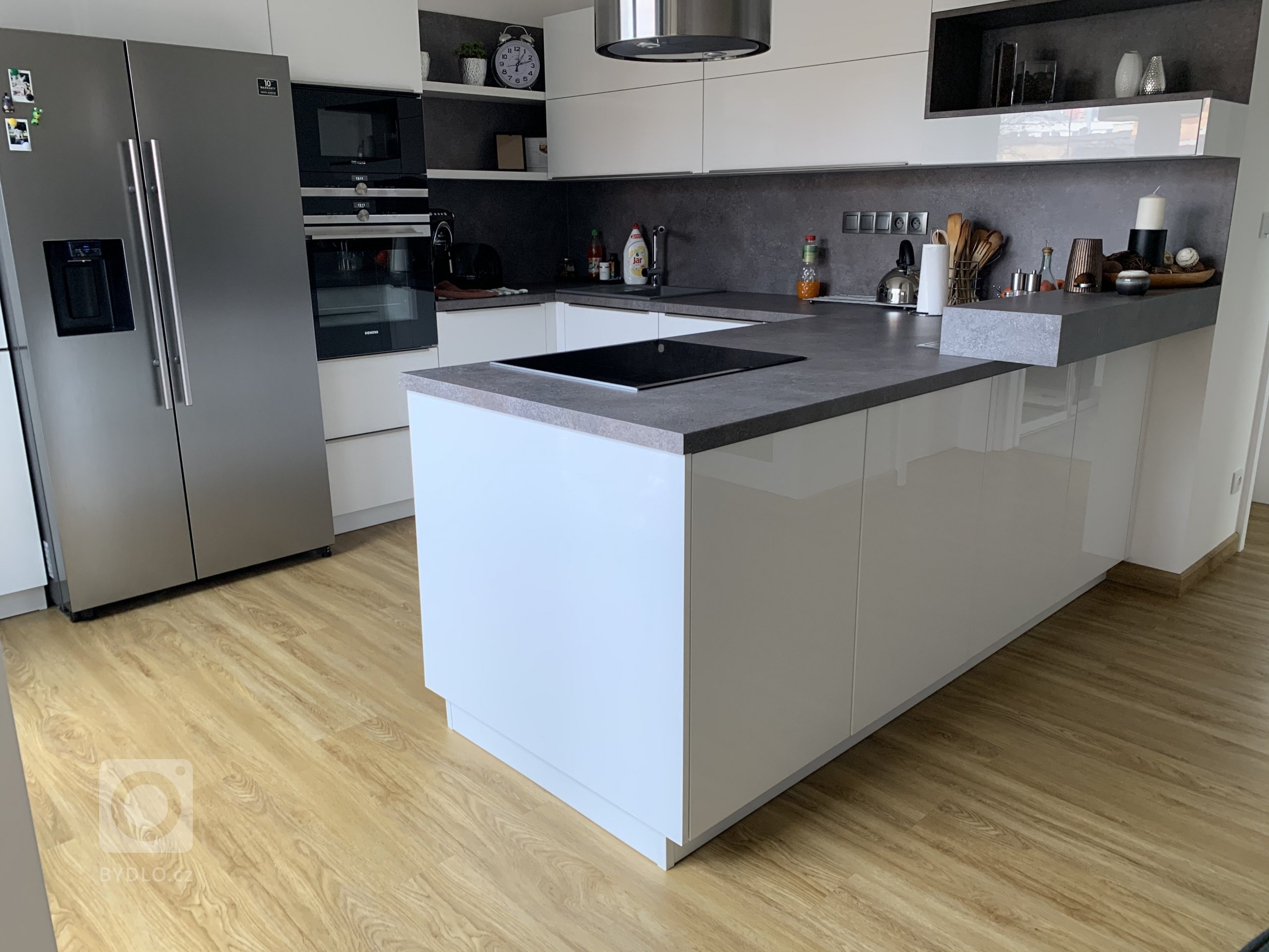 Podlahové plochy téměř v celém domě stejně jako schody jsou pokryty vinylovou podlahou ve stejném dekoru - podlaha BUKOMA PREMIUM CLICK dekor Dub Gladstone…