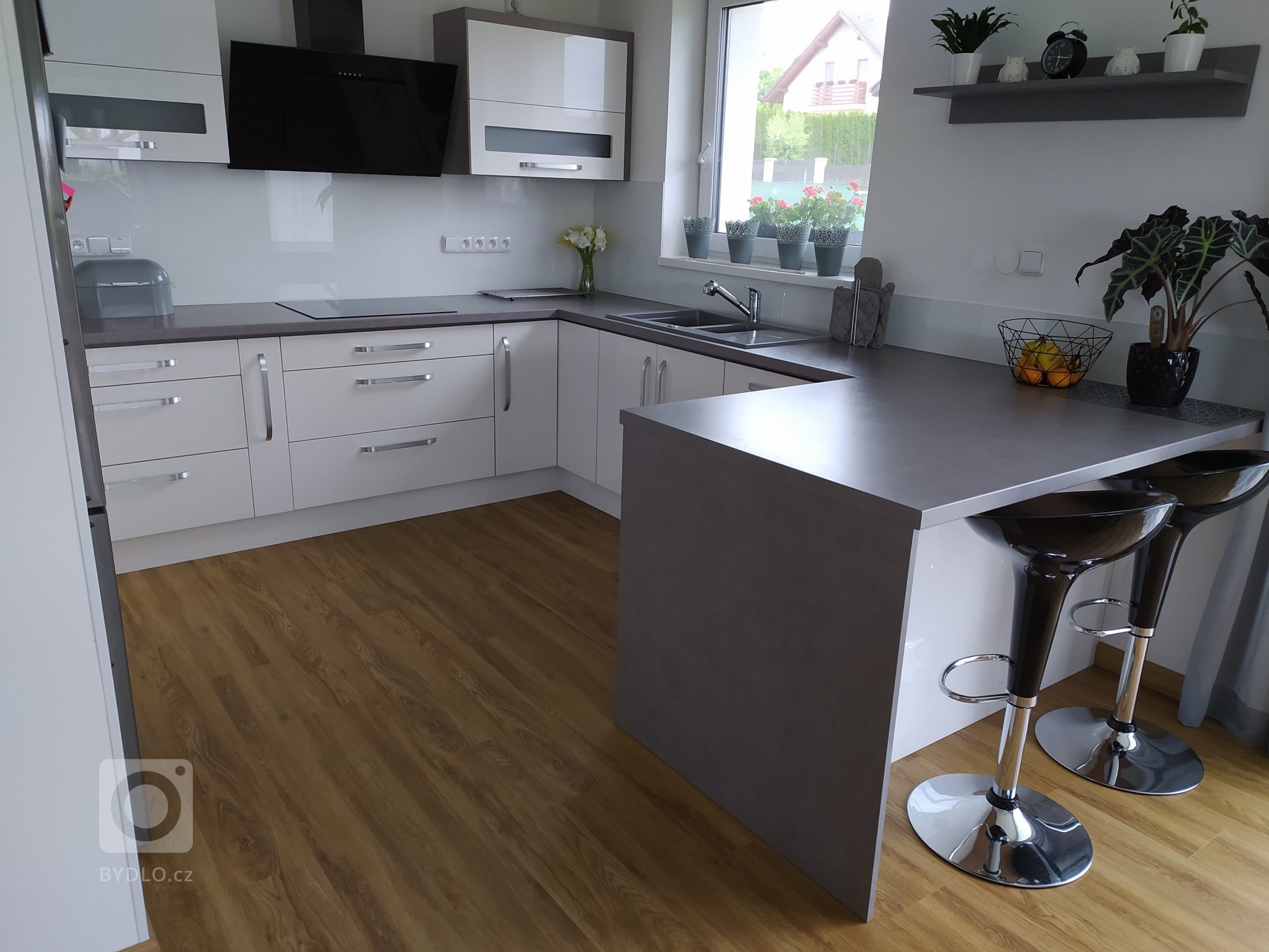 Šedá kuchyň s podlahou BUKOMA PREMIUM CLICK Dub Gladstone Hnědý