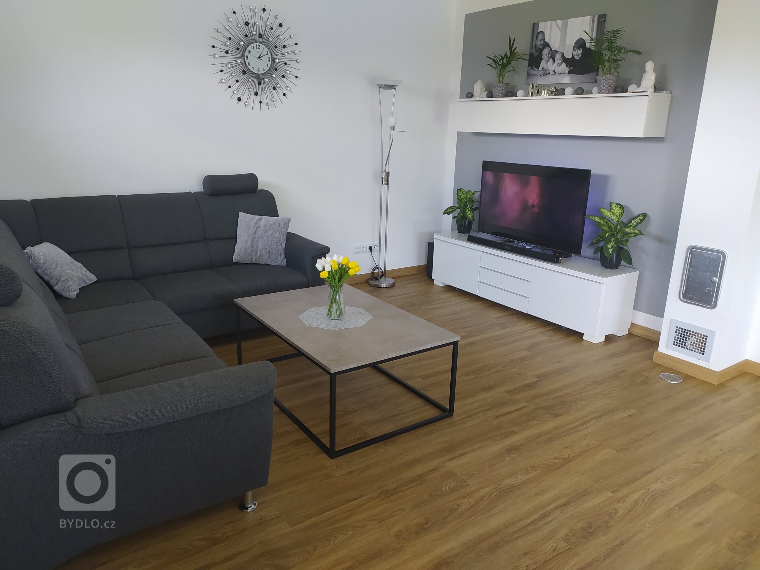 Obývací pokoj s podlahou BUKOMA PREMIUM CLICK Dub Gladstone Hnědý