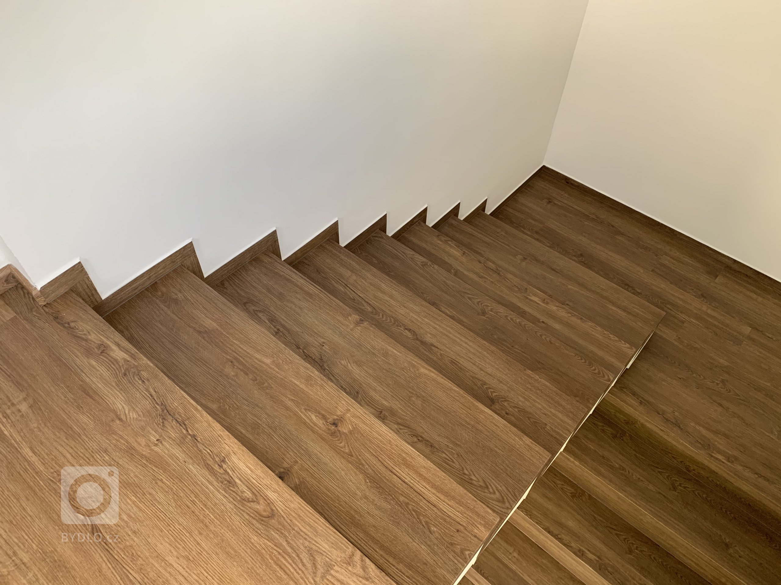 Ukázka realizace vinylových schodů z podlahy BUKOMA PREMIUM CLICK dekor Dub Všechovický. Varianta schodiště bez nosu s bočními ohyby. Stejný dekor podlahy jako…