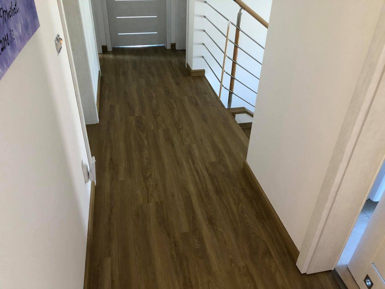 Chodba v horním patře nad schodištěm plynule navazuje na poslední schod