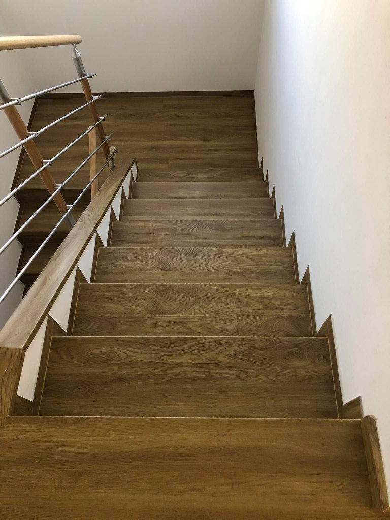 Schody z vinylové podlahy Dub Gladstone Hnědy