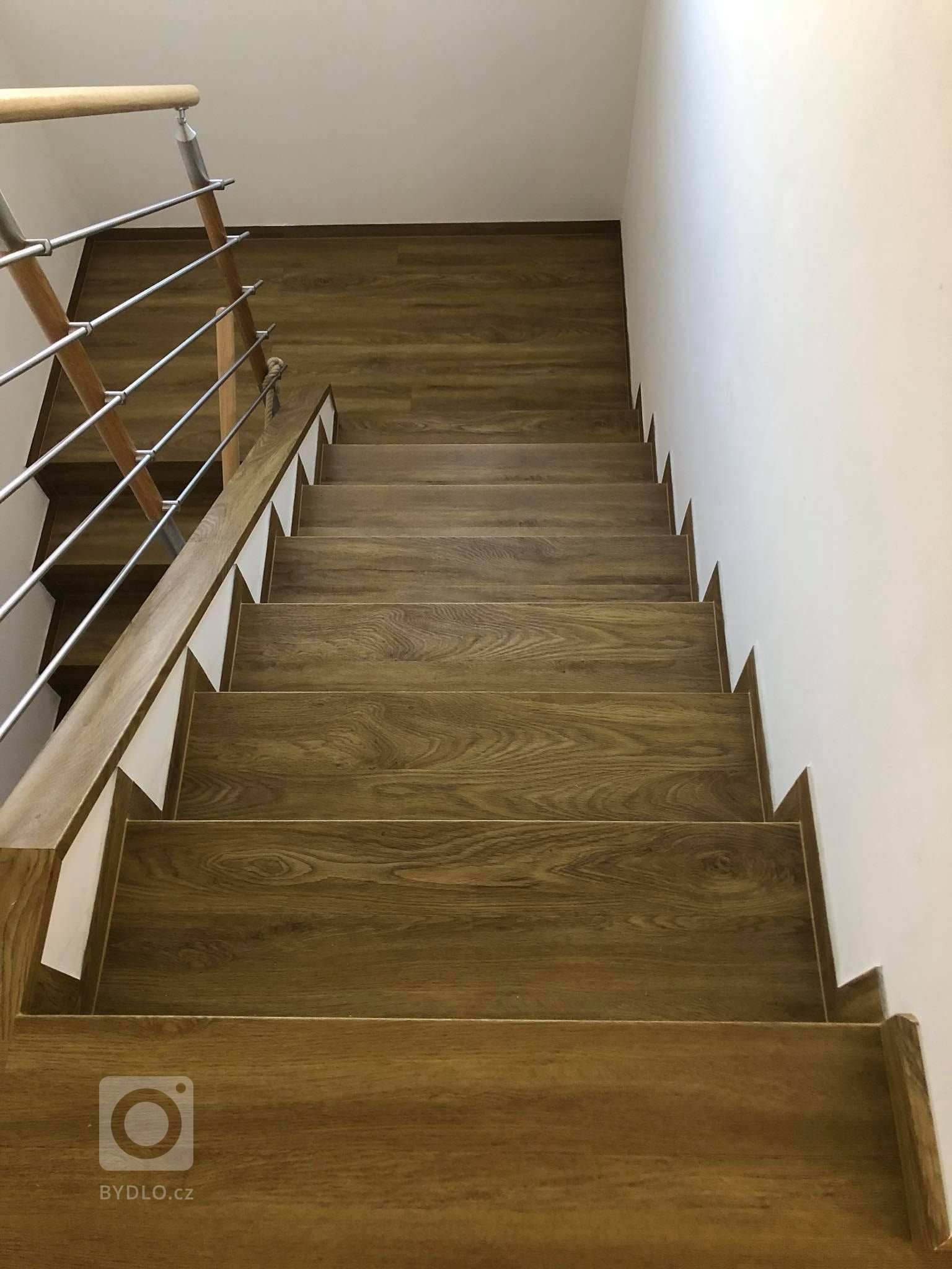 Hrany schodů jsou řešeny ohybem bez kovových profilů