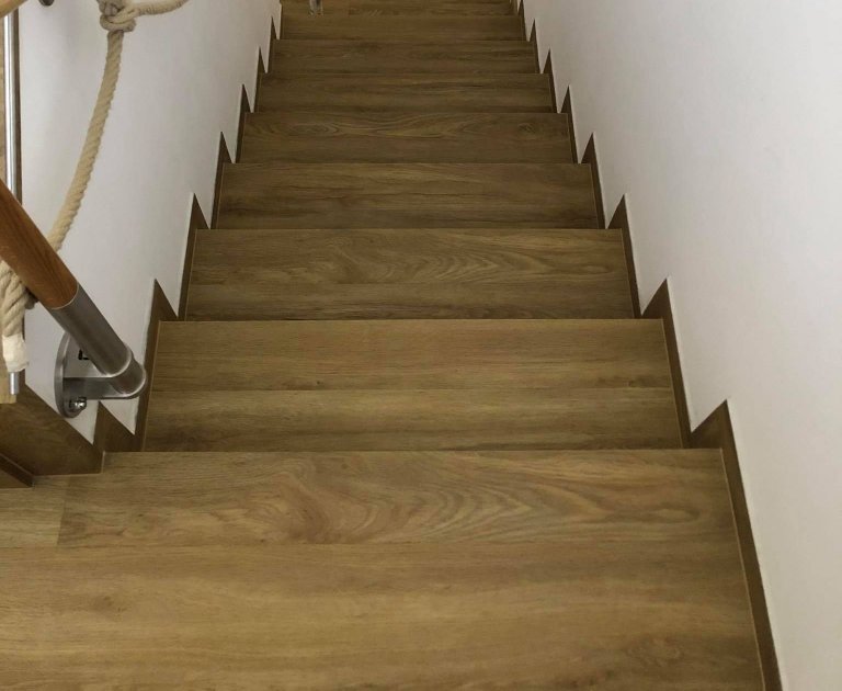 Pohled z podesty dolů 