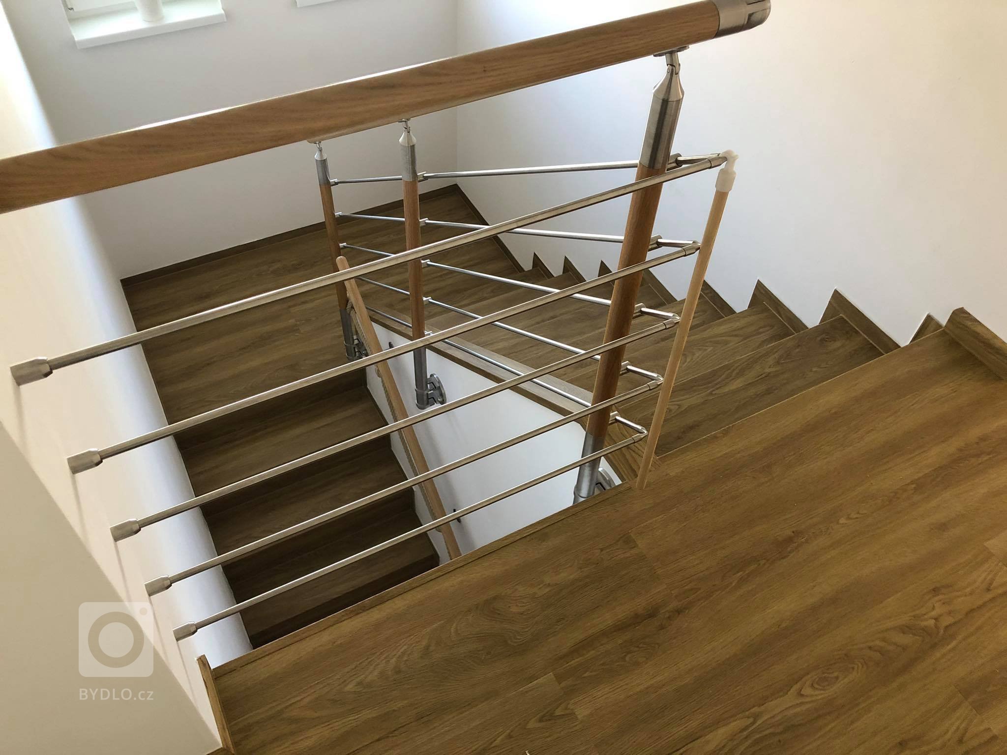 Pohled na schodiště shora