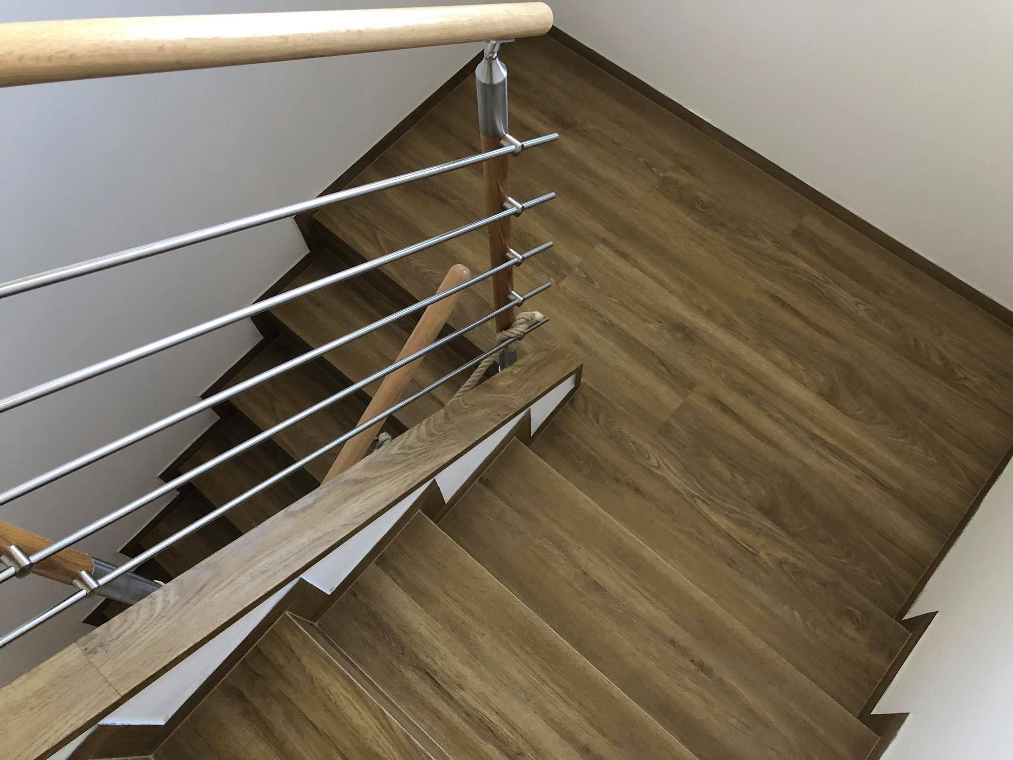 Schodiště s vinylovou podlahou BUKOMA PREMIUM CLICK Dub Gladstone Hnědý. Stejný dekor jako na podlaze je i na téměř všech plochách v domě, položeno bez…