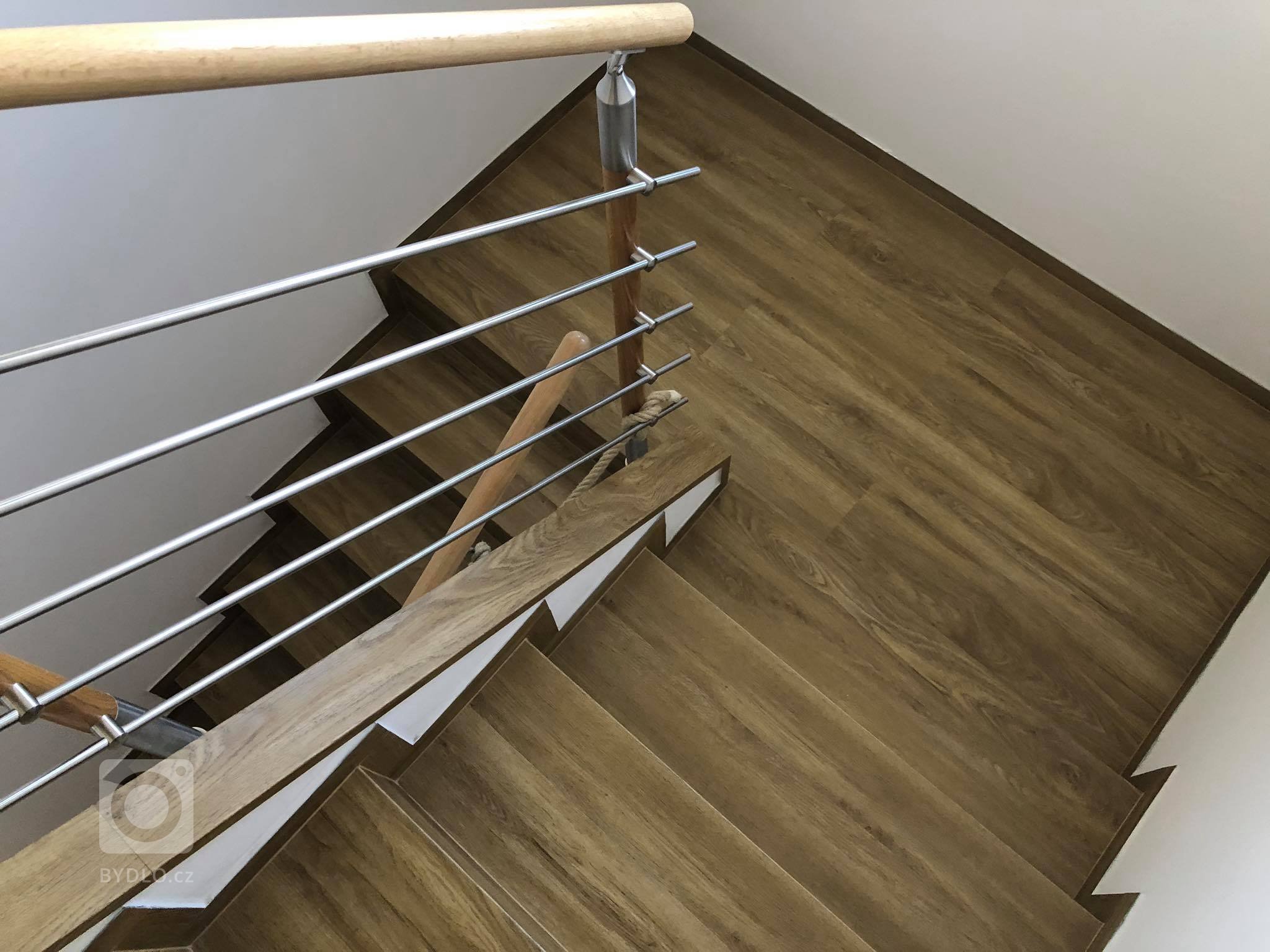 Schodiště s vinylovou podlahou BUKOMA PREMIUM CLICK Dub Gladstone Hnědý. Stejný dekor jako na podlaze je i na téměř všech plochách v domě, položeno bez…