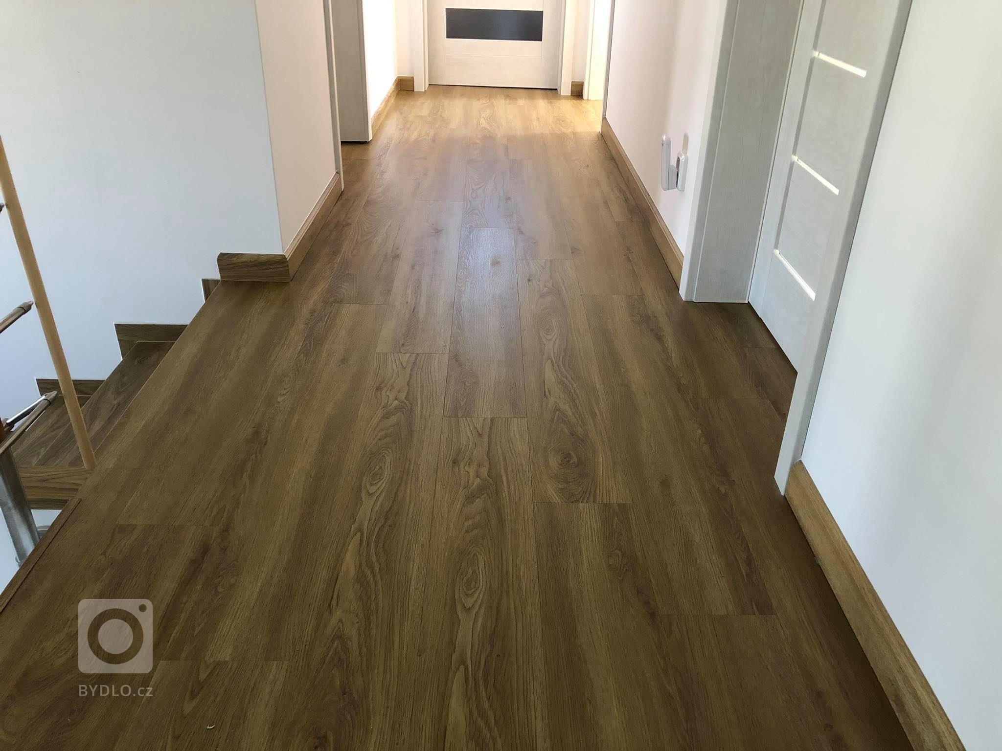 Schodiště s vinylovou podlahou BUKOMA PREMIUM CLICK Dub Gladstone Hnědý. Stejný dekor jako na podlaze je i na téměř všech plochách v domě, položeno bez…