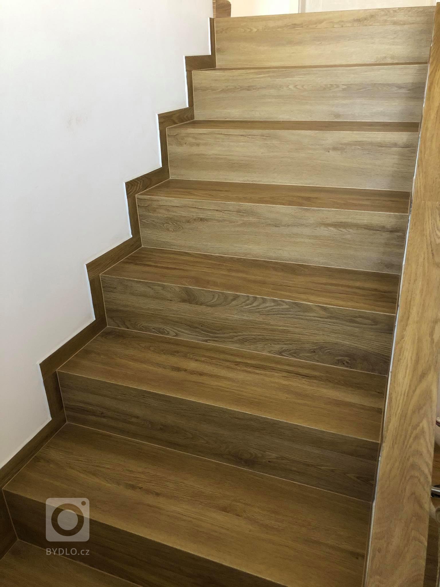 Schodiště s vinylovou podlahou BUKOMA PREMIUM CLICK Dub Gladstone Hnědý. Stejný dekor jako na podlaze je i na téměř všech plochách v domě, položeno bez…