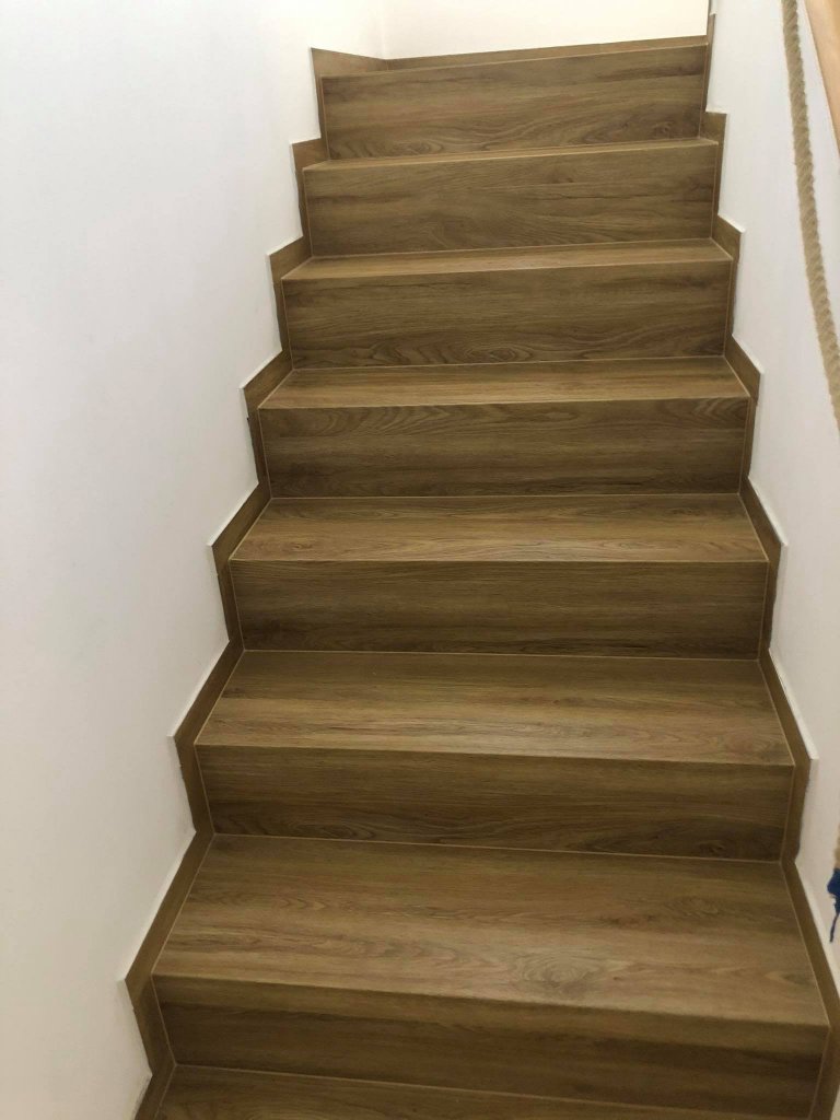 Schodiště s vinylovou podlahou BUKOMA PREMIUM CLICK Dub Gladstone Hnědý. Stejný dekor jako na podlaze je i na téměř všech plochách v domě, položeno bez…