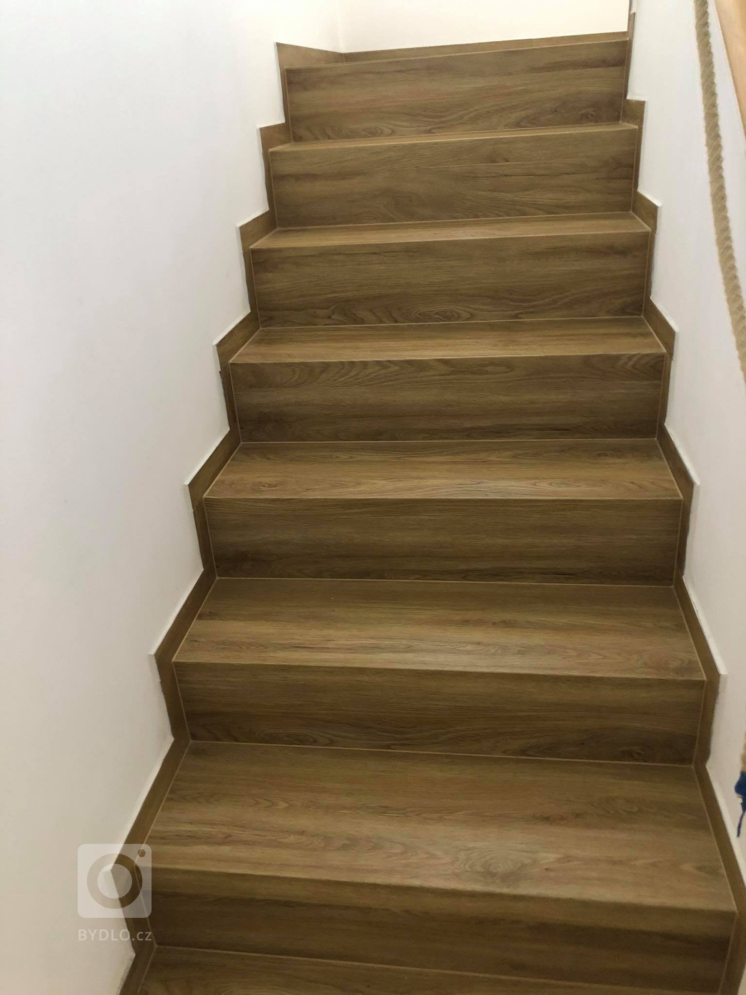 Schodiště s vinylovou podlahou BUKOMA PREMIUM CLICK Dub Gladstone Hnědý. Stejný dekor jako na podlaze je i na téměř všech plochách v domě, položeno bez…