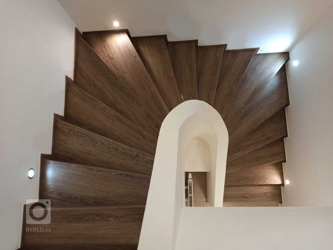 Schodiště s vinylovou podlahou