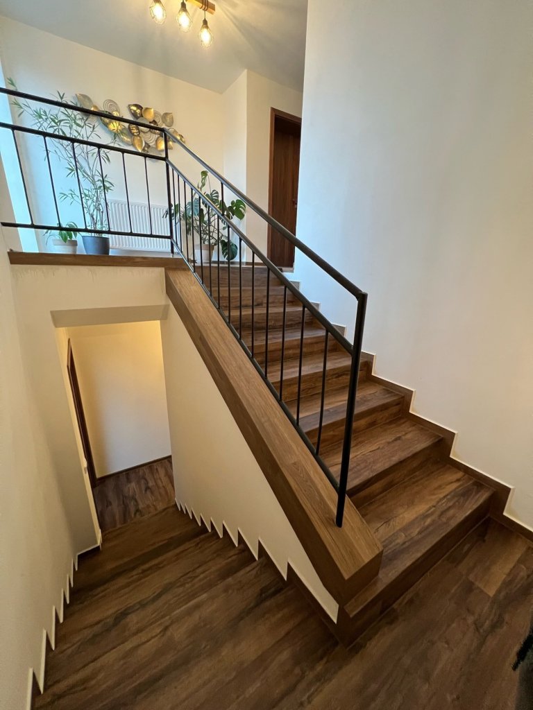 Vinylová podlaha imitující tmavší dekor dubové masivní podlahy na schodech vždy vynikne. Díky použité technologii ohybů je pak estetický dojem ještě více…