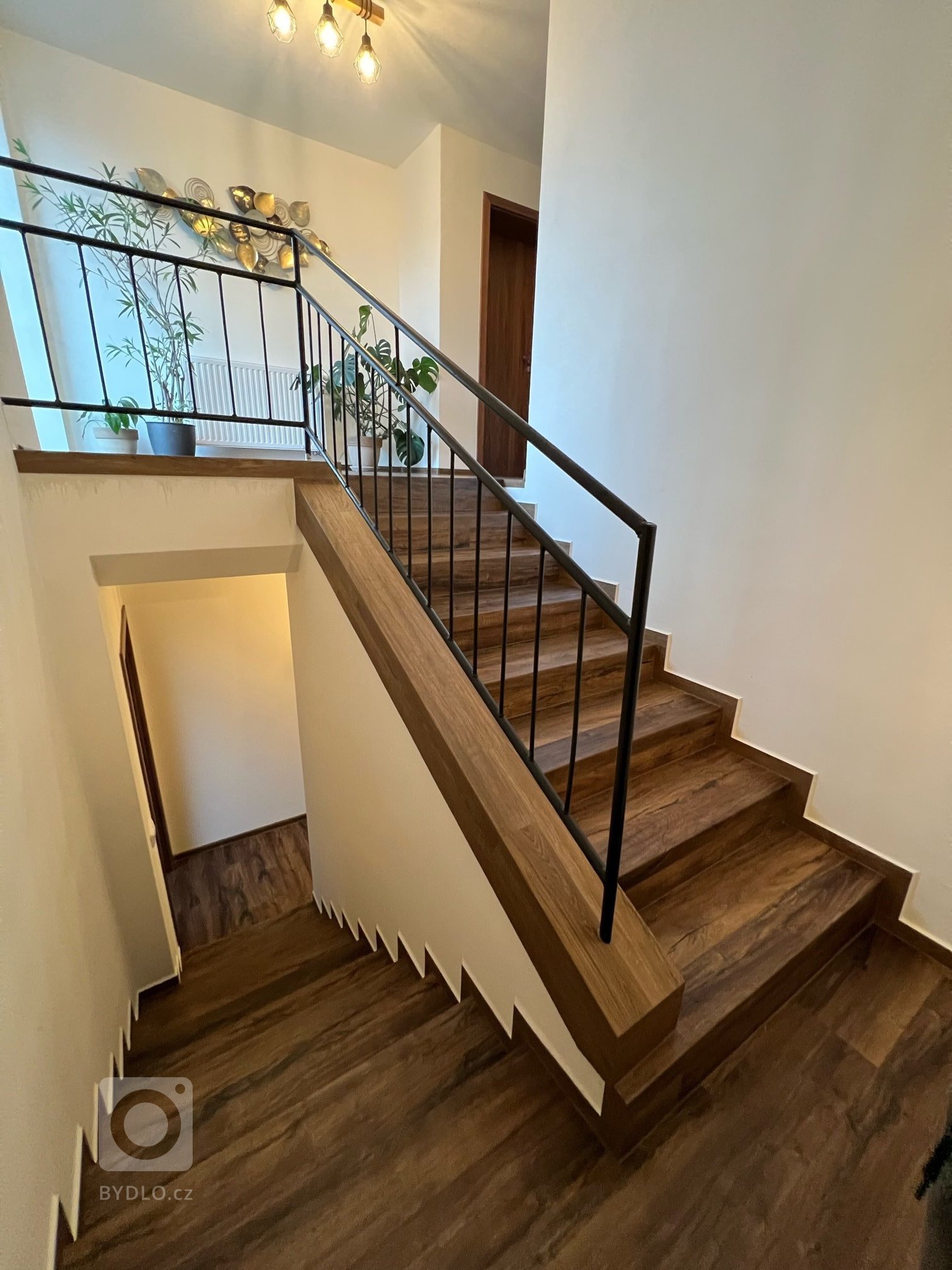 Vinylová podlaha imitující tmavší dekor dubové masivní podlahy na schodech vždy vynikne. Díky použité technologii ohybů je pak estetický dojem ještě více…