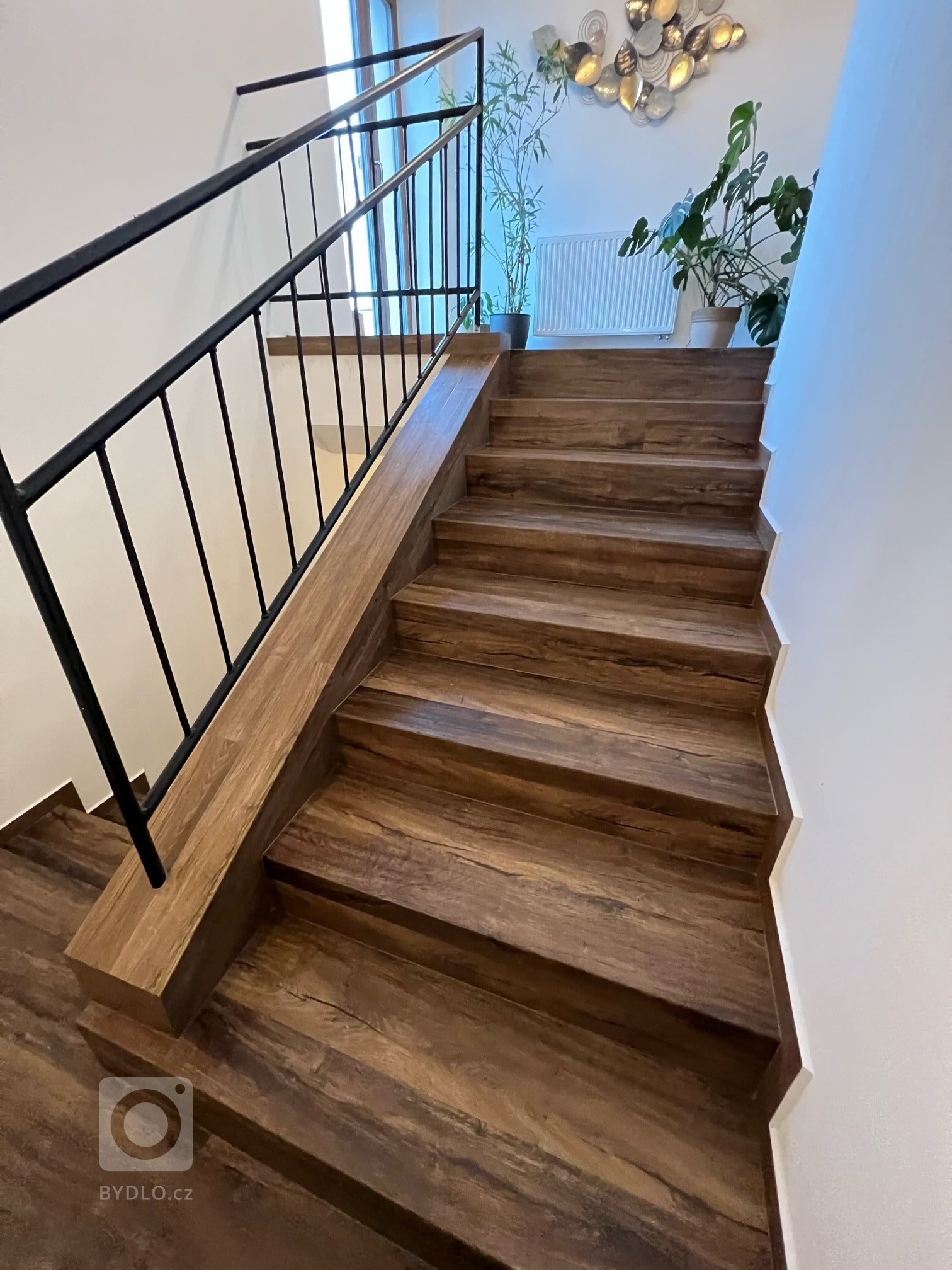 Vinylová podlaha imitující tmavší dekor dubové masivní podlahy na schodech vždy vynikne. Díky použité technologii ohybů je pak estetický dojem ještě více…