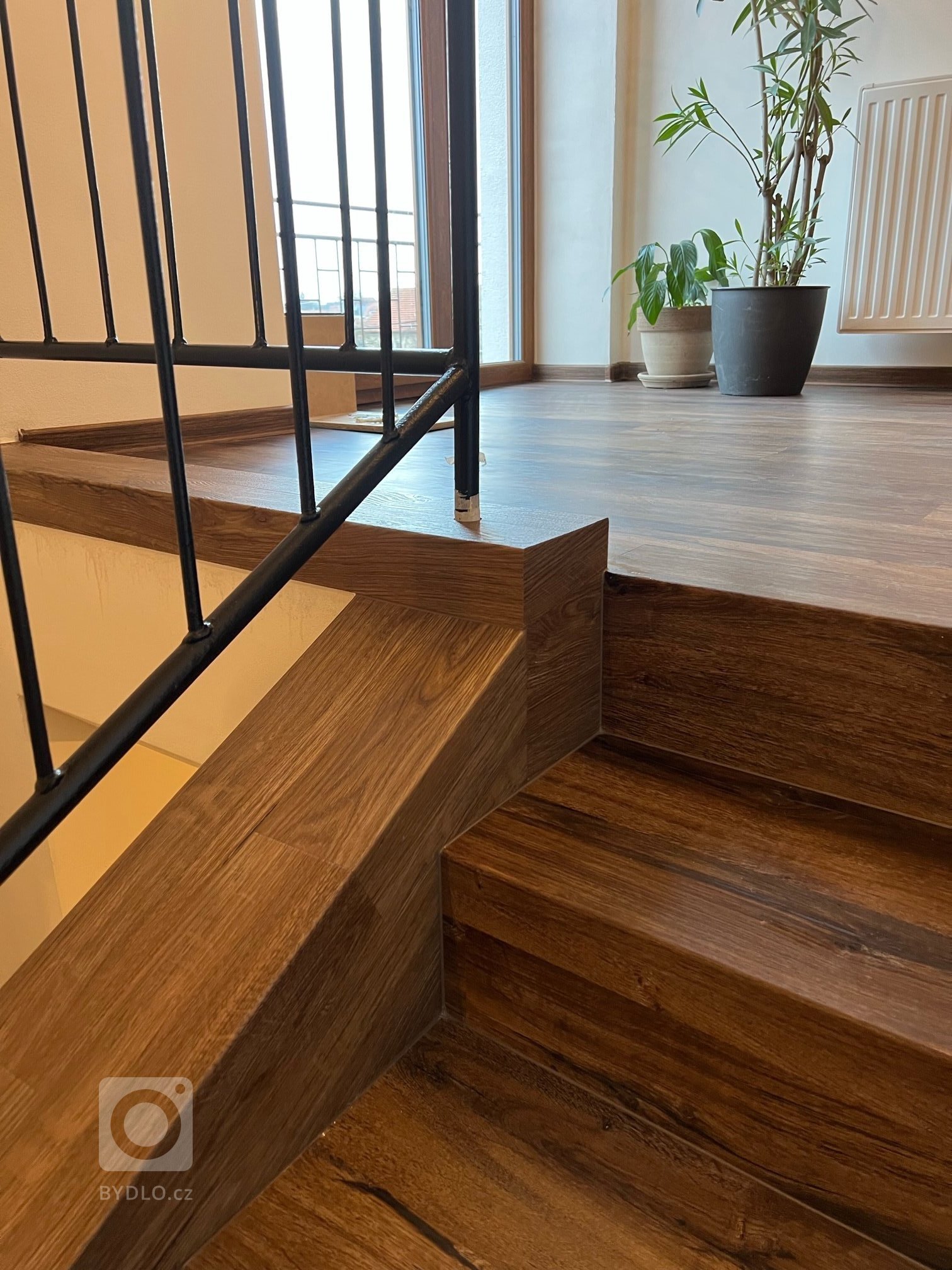 Vinylová podlaha imitující tmavší dekor dubové masivní podlahy na schodech vždy vynikne. Díky použité technologii ohybů je pak estetický dojem ještě více…