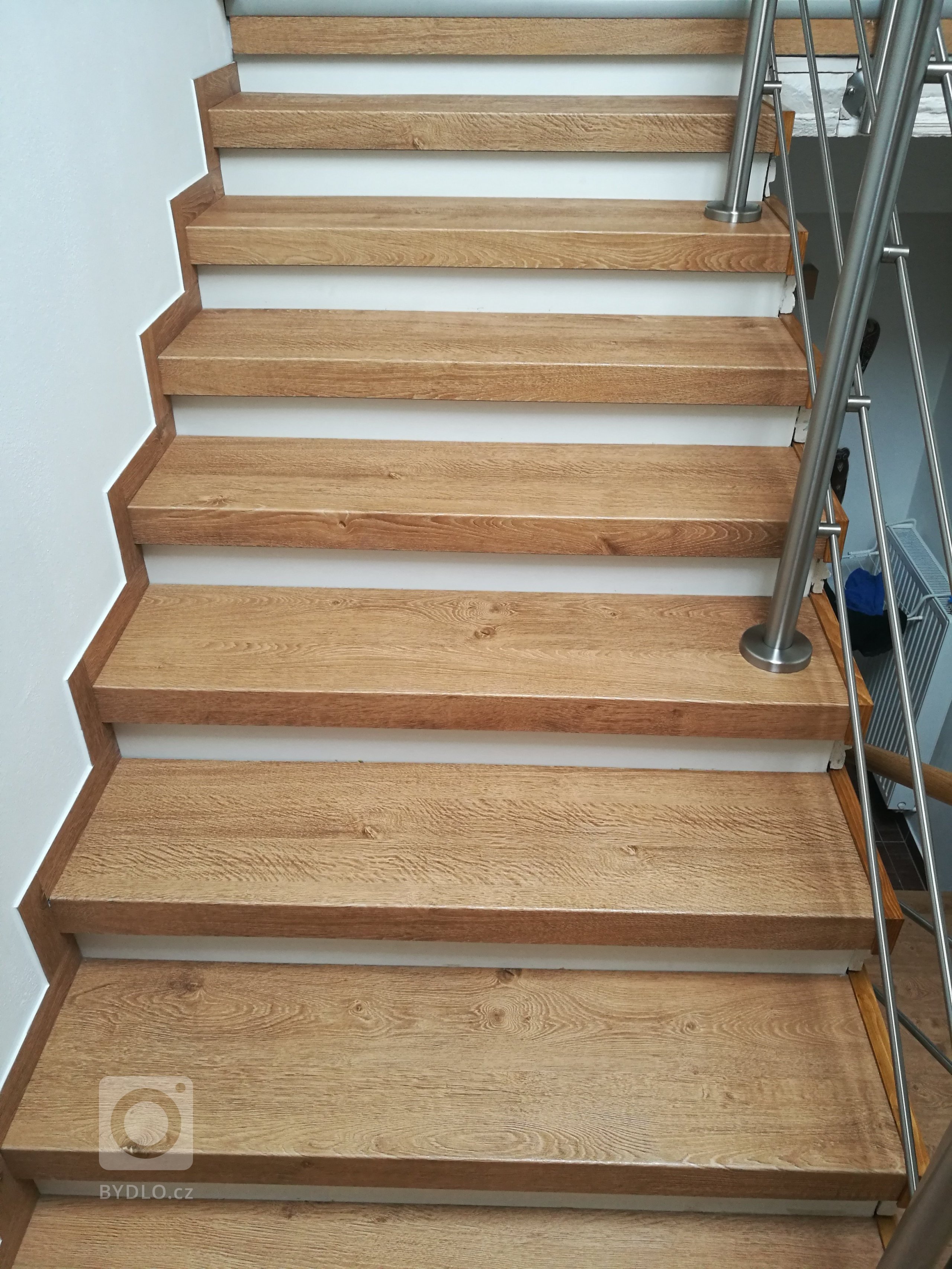 Schodové nášlapy jsou vyrobené z ohnutých dílců vinylové podlahy - dodáno firmou Bukoma