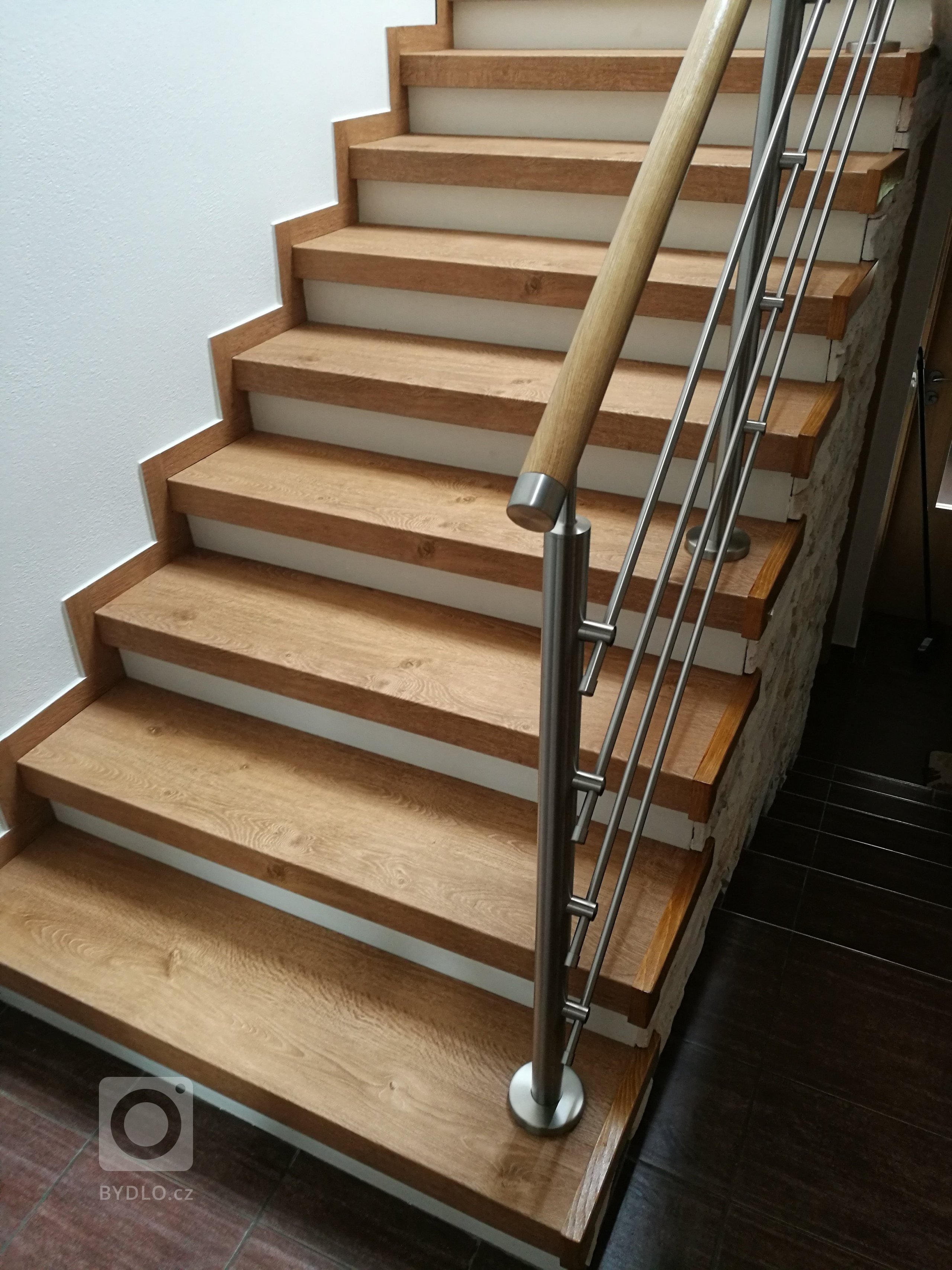 Zábradlí je nahrazeno novým modernějším typem.