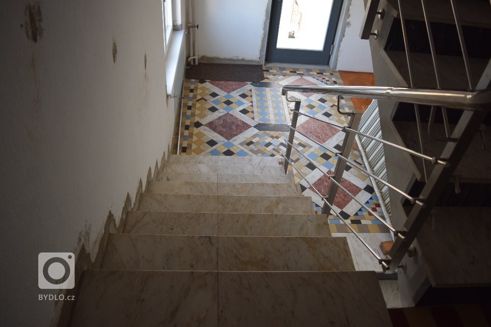 Původní stav schodiště před renovací