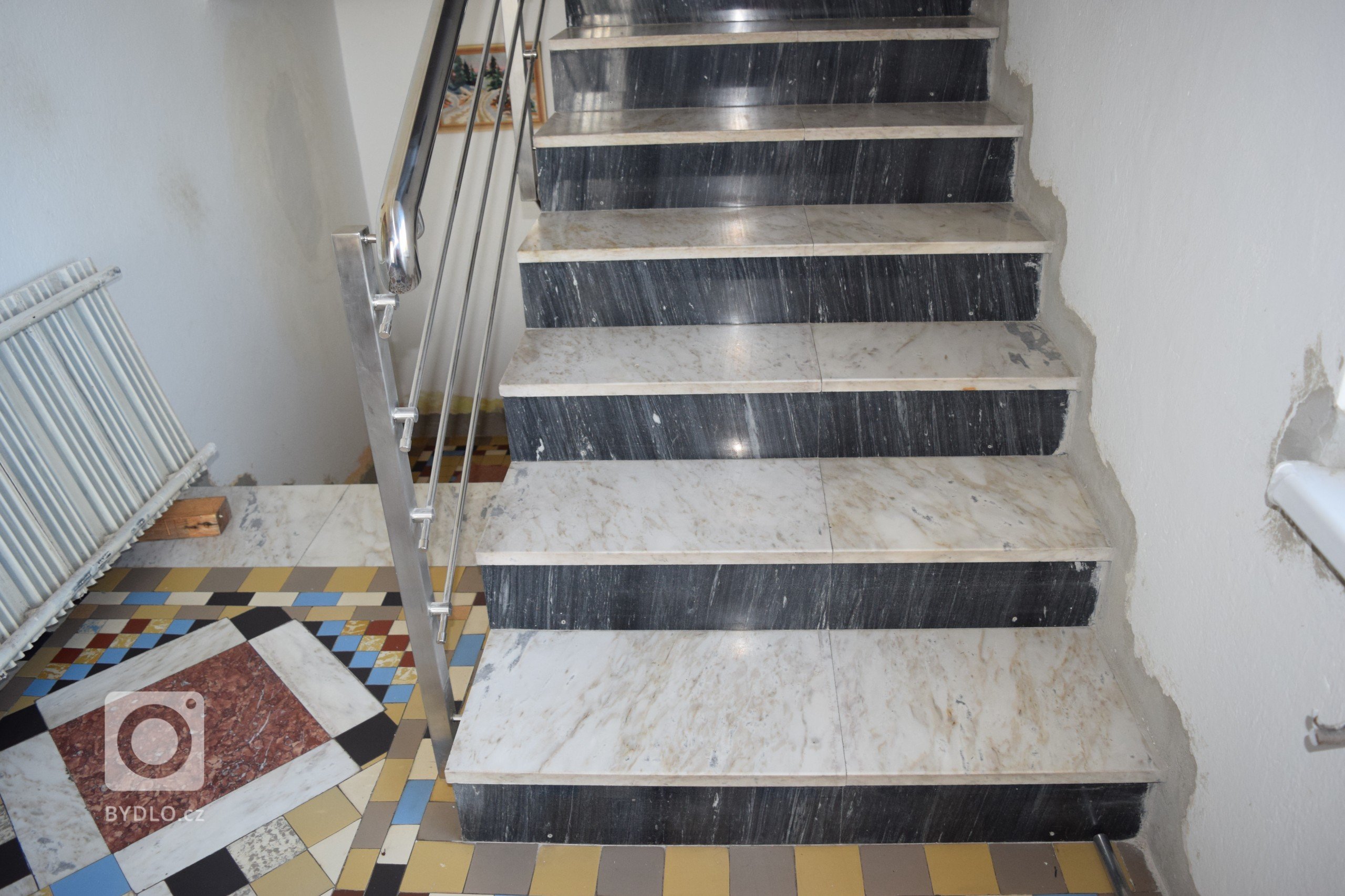 Původní stav schodiště před renovací