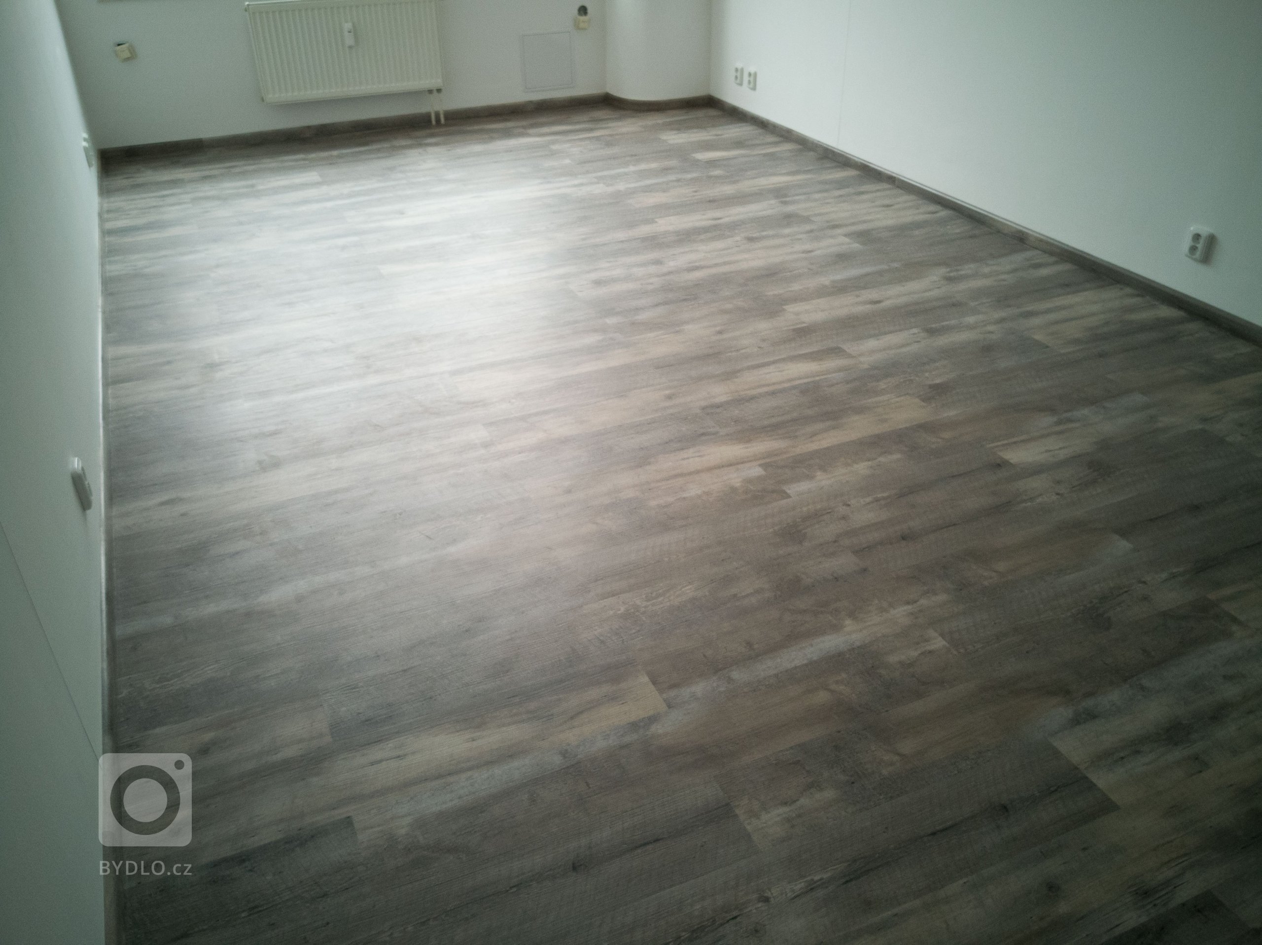 Vinylová podlaha je ve všech místnostech položena s pravidelným opakováním na polovinu. 