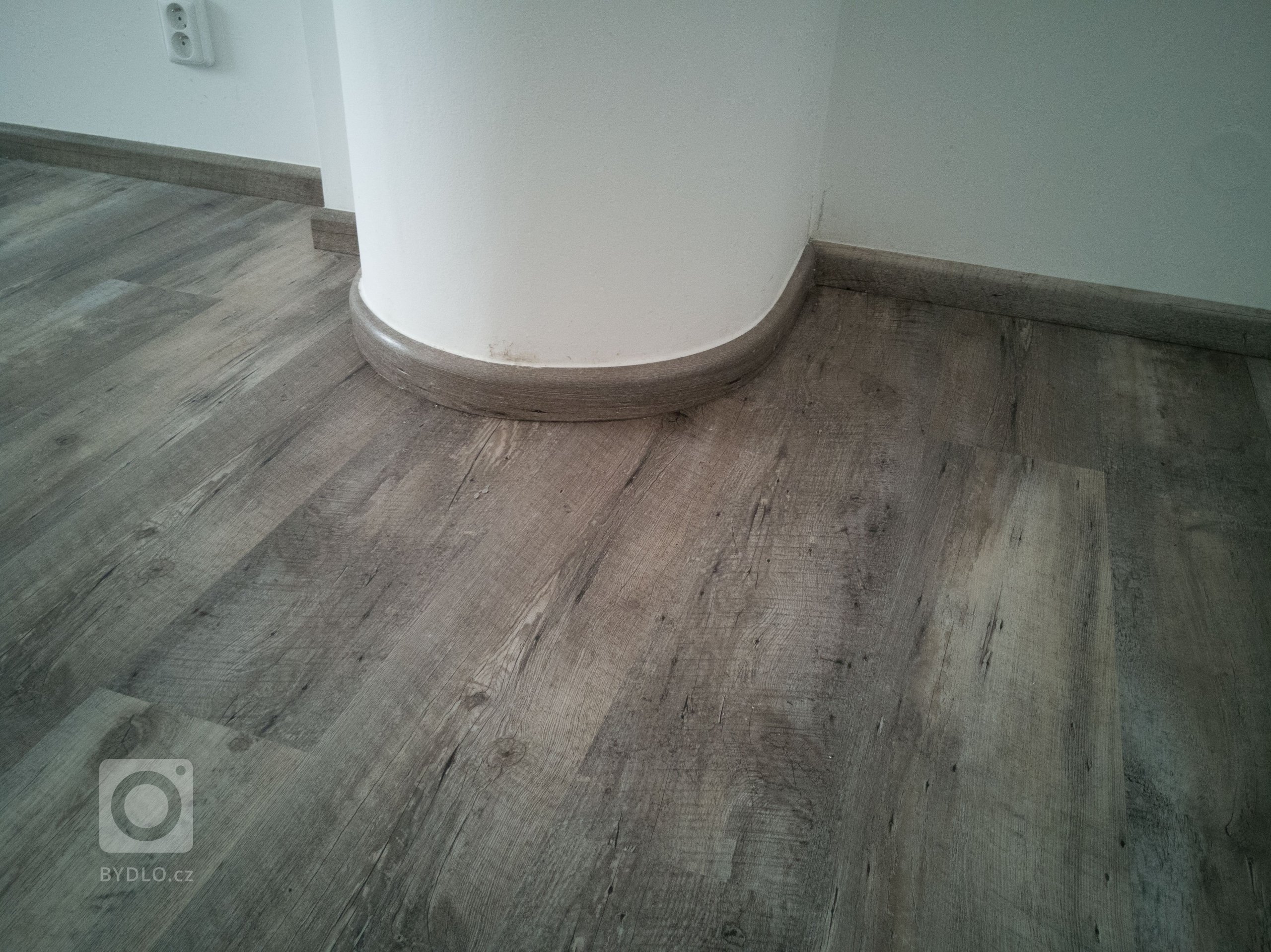 Detail řešení soklové lišty se stejným dekorem kolem sloupu