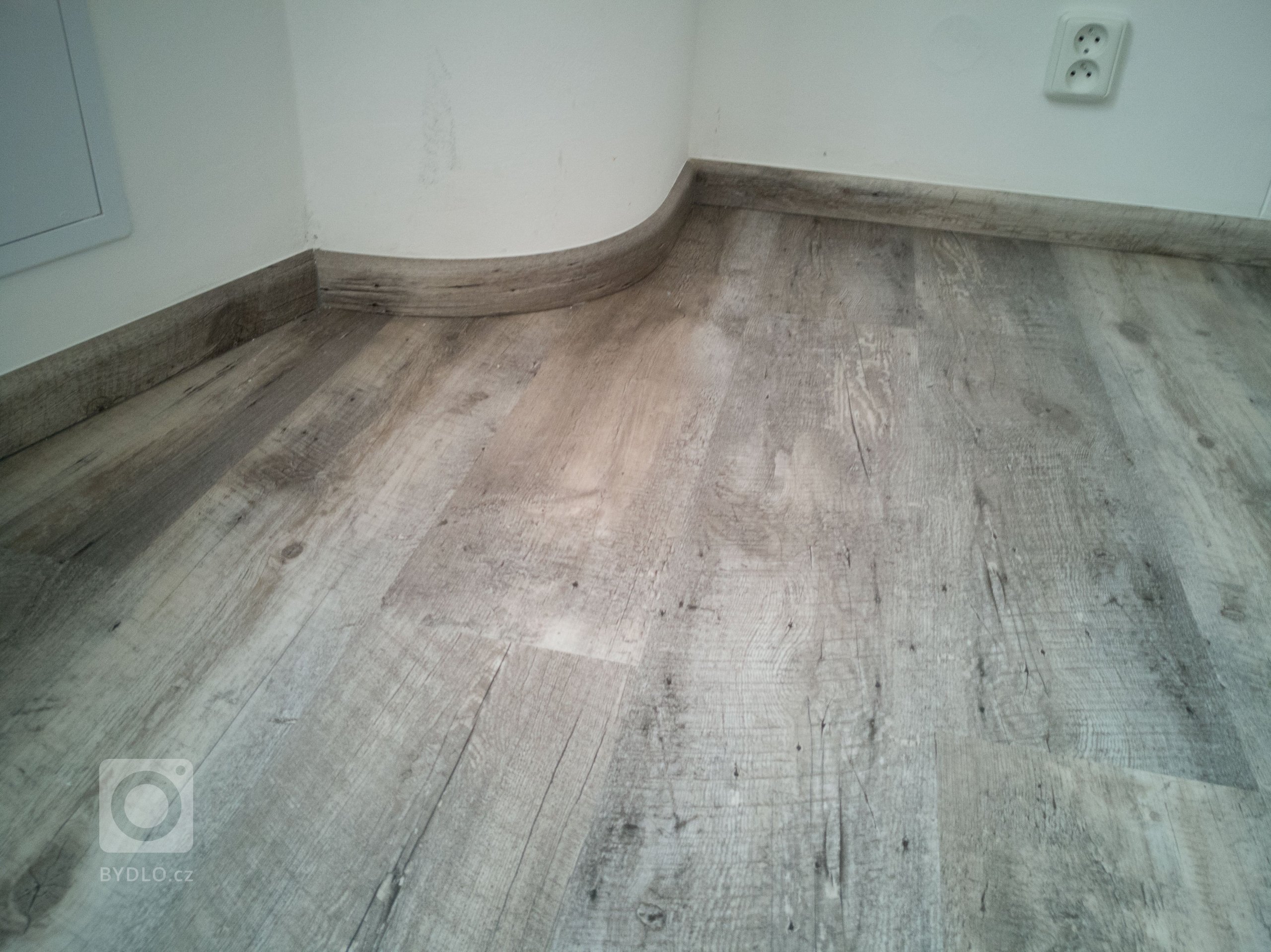 Pro kanceláře advokátů v obchodním centru byla realizována dodávka vinylové plovoucí podlahy BUKOMA CLICK s dekorem Dub Pouštní. Jedná se o ukázku práce…