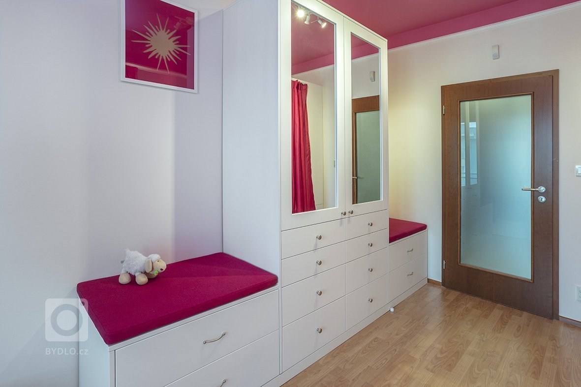 V rámci rekonstrukce celého bytu jsem navrhla i pokoj pro sedmiletou školačku.&nbsp;
