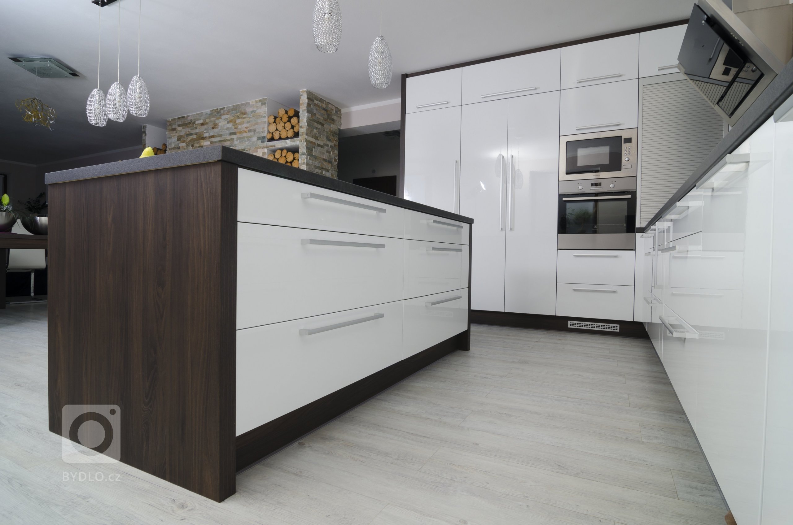 Kuchyň s jídelnou a obývacím pokojem