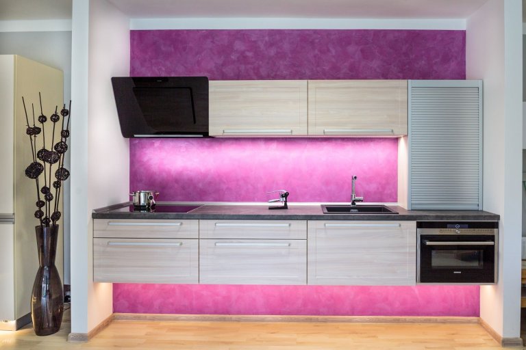 Moderní kuchyň s odolnou dekorativní stěrkou.