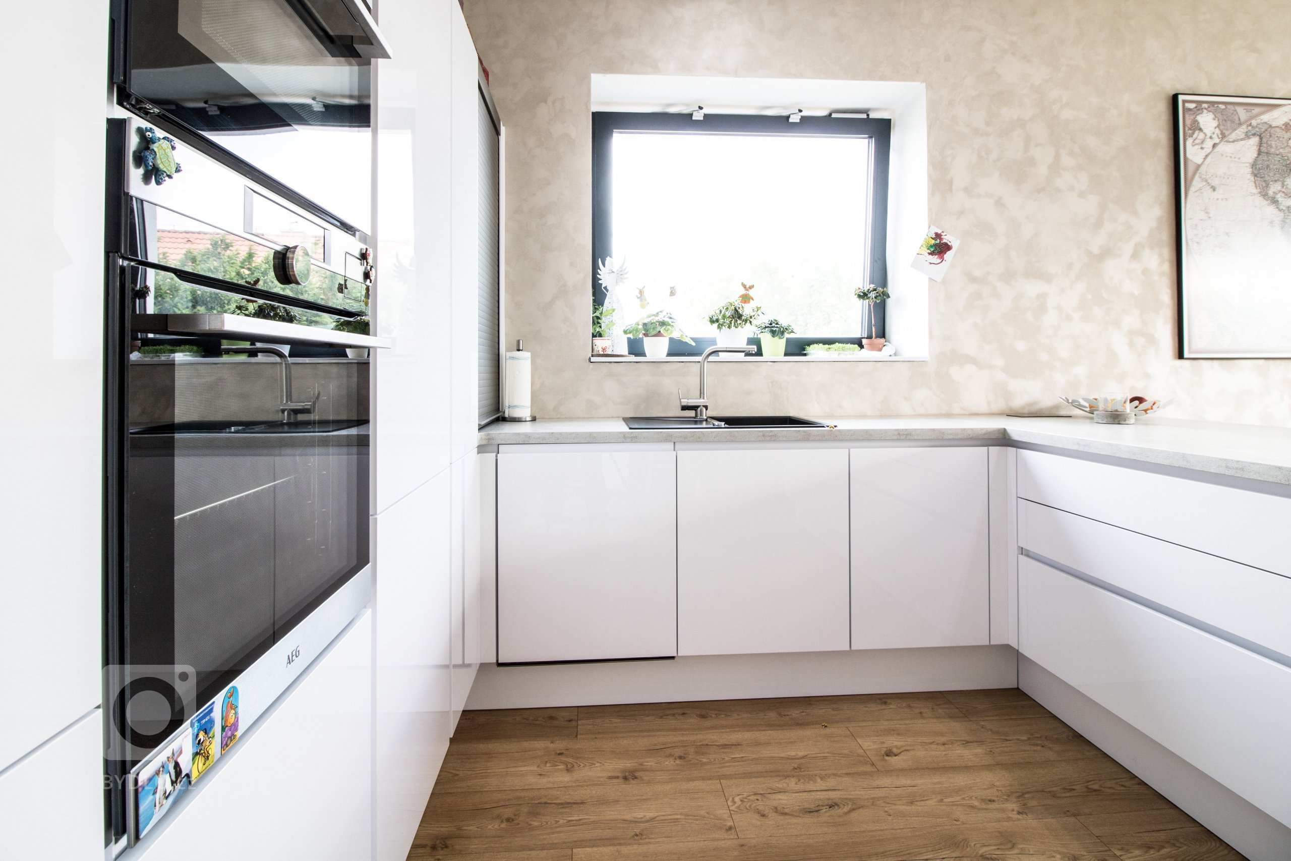 Bílá barva představuje univerzální řešení a lesk je už pěkných pár let v kurzu. Tahle kombinace se nevyhýbá ani kuchyňským linkám, ba naopak. Bílá nabízí…