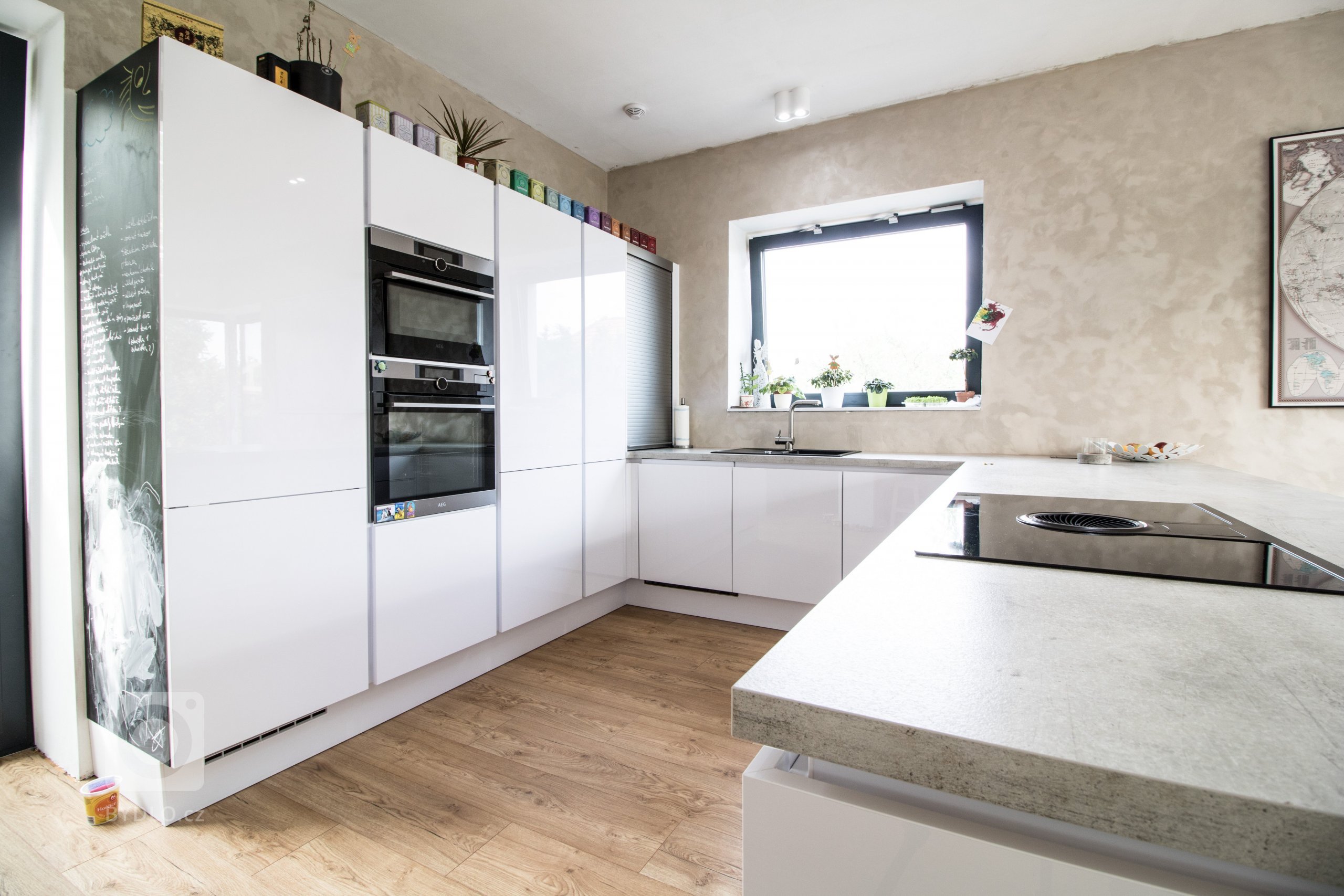 Bílá barva představuje univerzální řešení a lesk je už pěkných pár let v kurzu. Tahle kombinace se nevyhýbá ani kuchyňským linkám, ba naopak. Bílá nabízí…