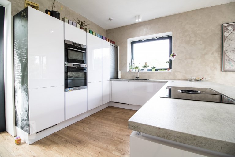 add picture to album