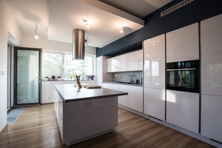 Lesklé bezúchytové skříňky jsou moderní a skvěle se udržují. Denní světlo a bílá barva opticky zvětšují a dodávají kuchyni čistý vzhled. Líbí se vám realizace?…