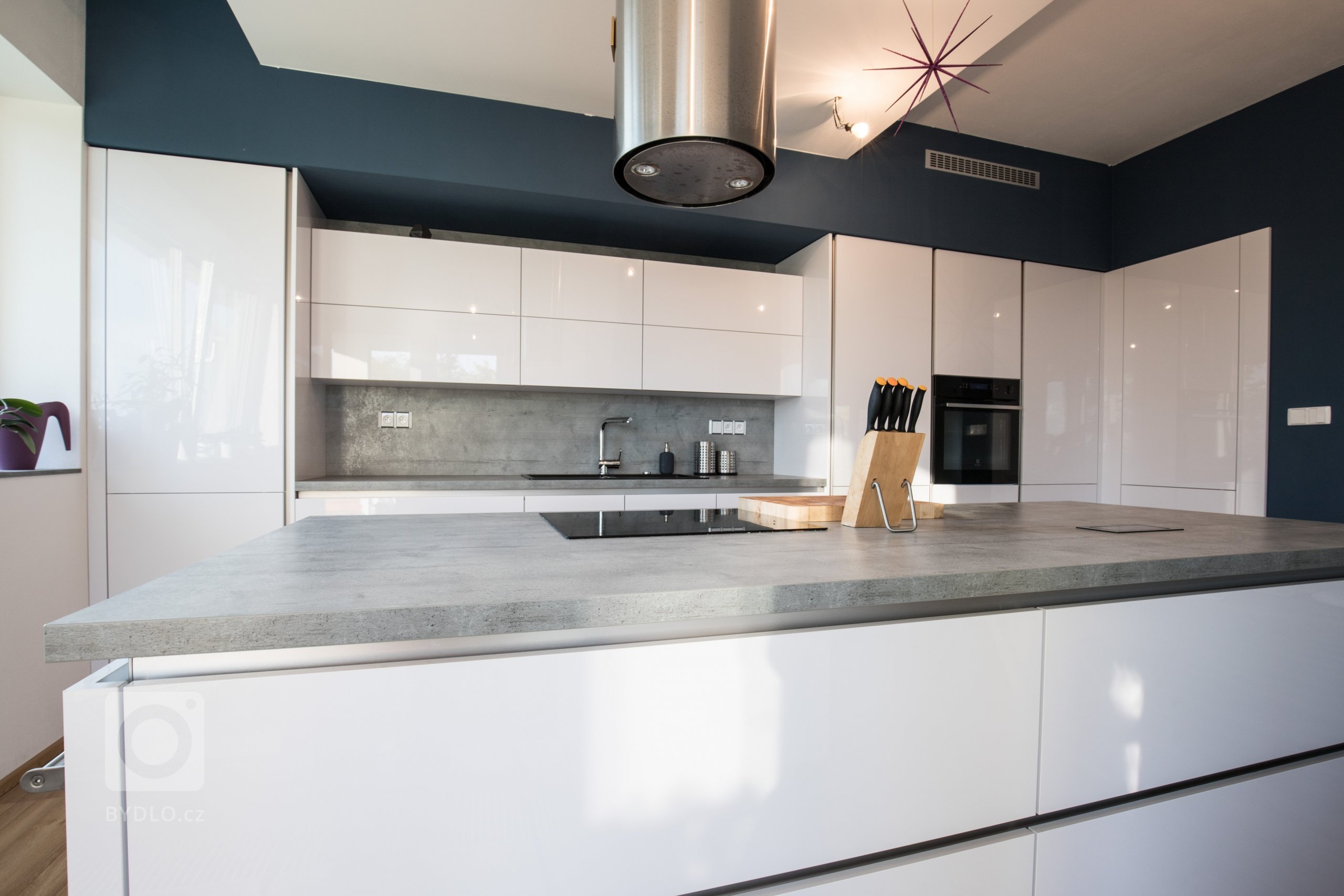 Lesklé bezúchytové skříňky jsou moderní a skvěle se udržují. Denní světlo a bílá barva opticky zvětšují a dodávají kuchyni čistý vzhled. Líbí se vám realizace?…