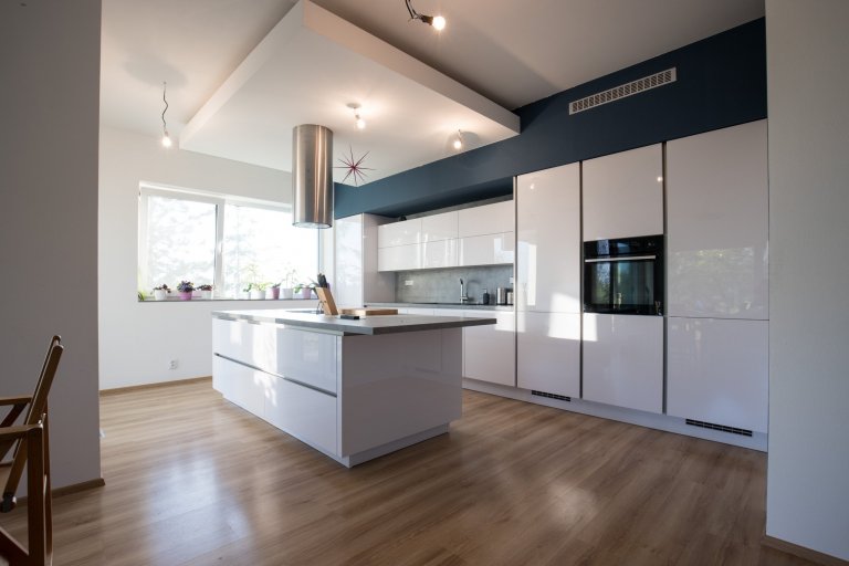 Lesklé bezúchytové skříňky jsou moderní a skvěle se udržují. Denní světlo a bílá barva opticky zvětšují a dodávají kuchyni čistý vzhled. Líbí se vám realizace?…