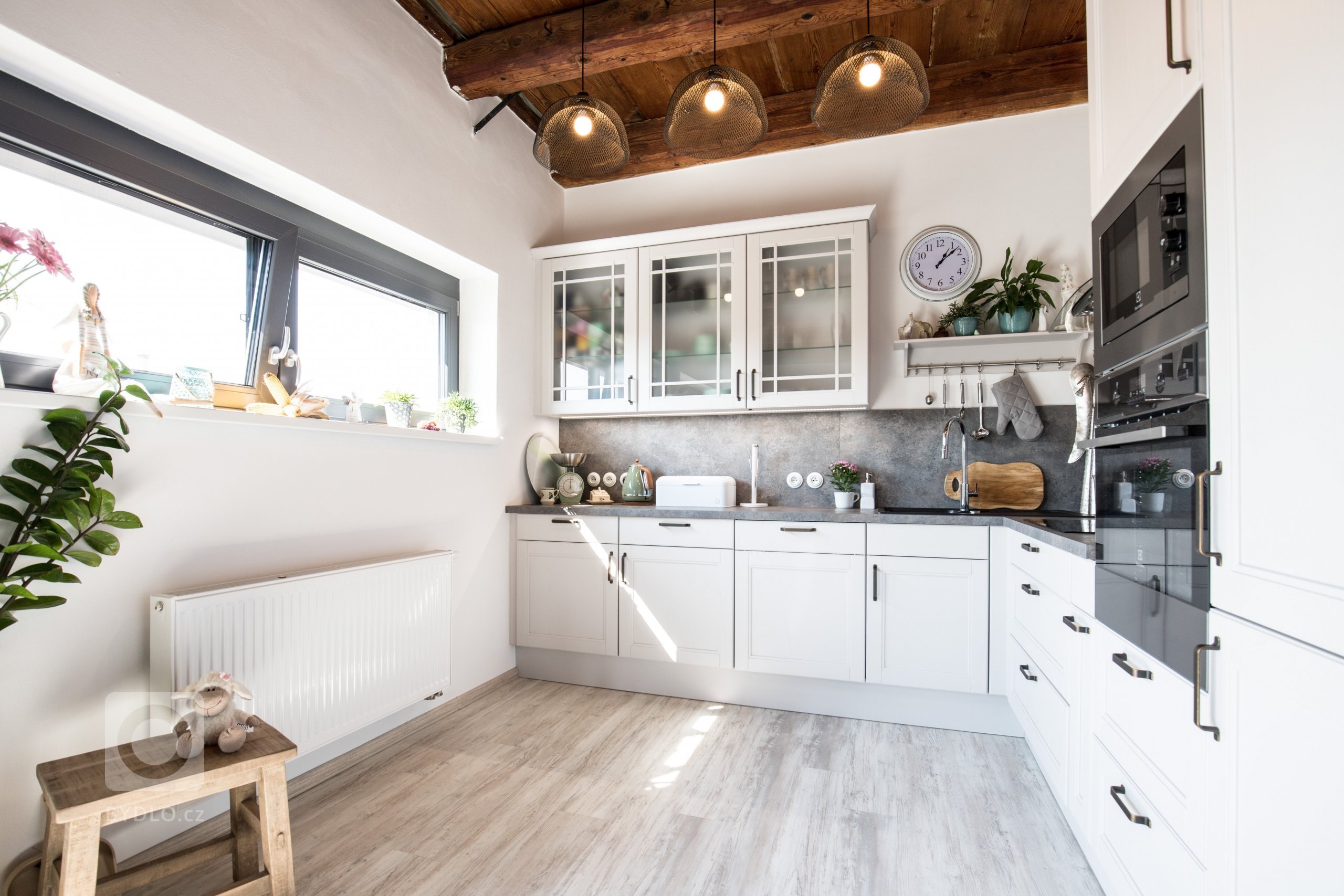 Dostatek denního světla a spousta prostoru je nejvíc, co si člověk v kuchyni může přát. A to ani nemluvíme o nádherném dřevěném stropu.&nbsp;
