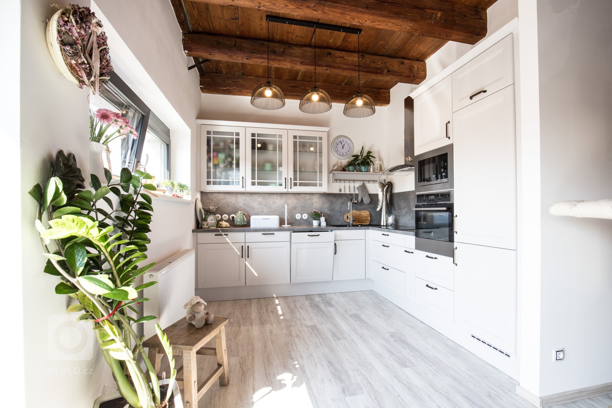 Dostatek denního světla a spousta prostoru je nejvíc, co si člověk v kuchyni může přát. A to ani nemluvíme o nádherném dřevěném stropu.&nbsp;
