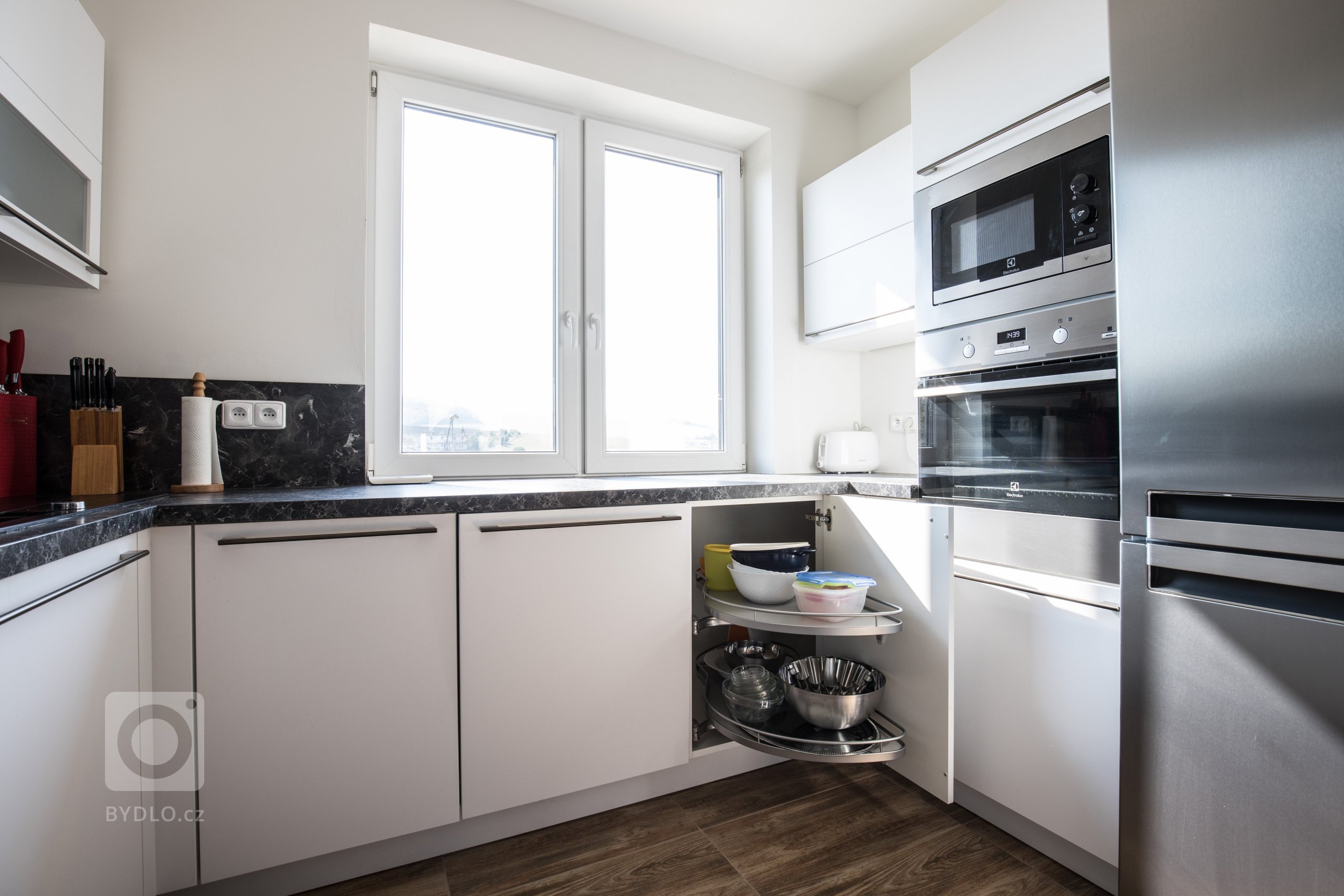 Černá a bílá jdou vždy k sobě. Díky praktickým skříňkám navíc majitelé ušetří spoustu místa a mají vše po ruce.&nbsp;
