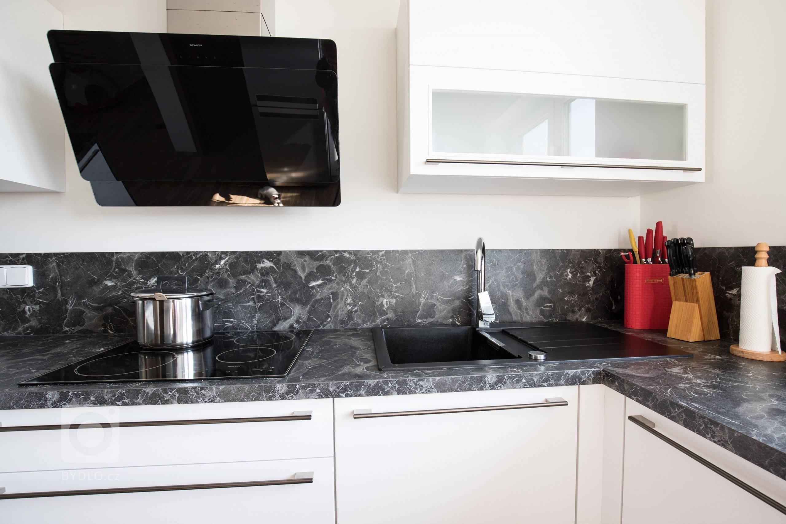 Černá a bílá jdou vždy k sobě. Díky praktickým skříňkám navíc majitelé ušetří spoustu místa a mají vše po ruce.&nbsp;
