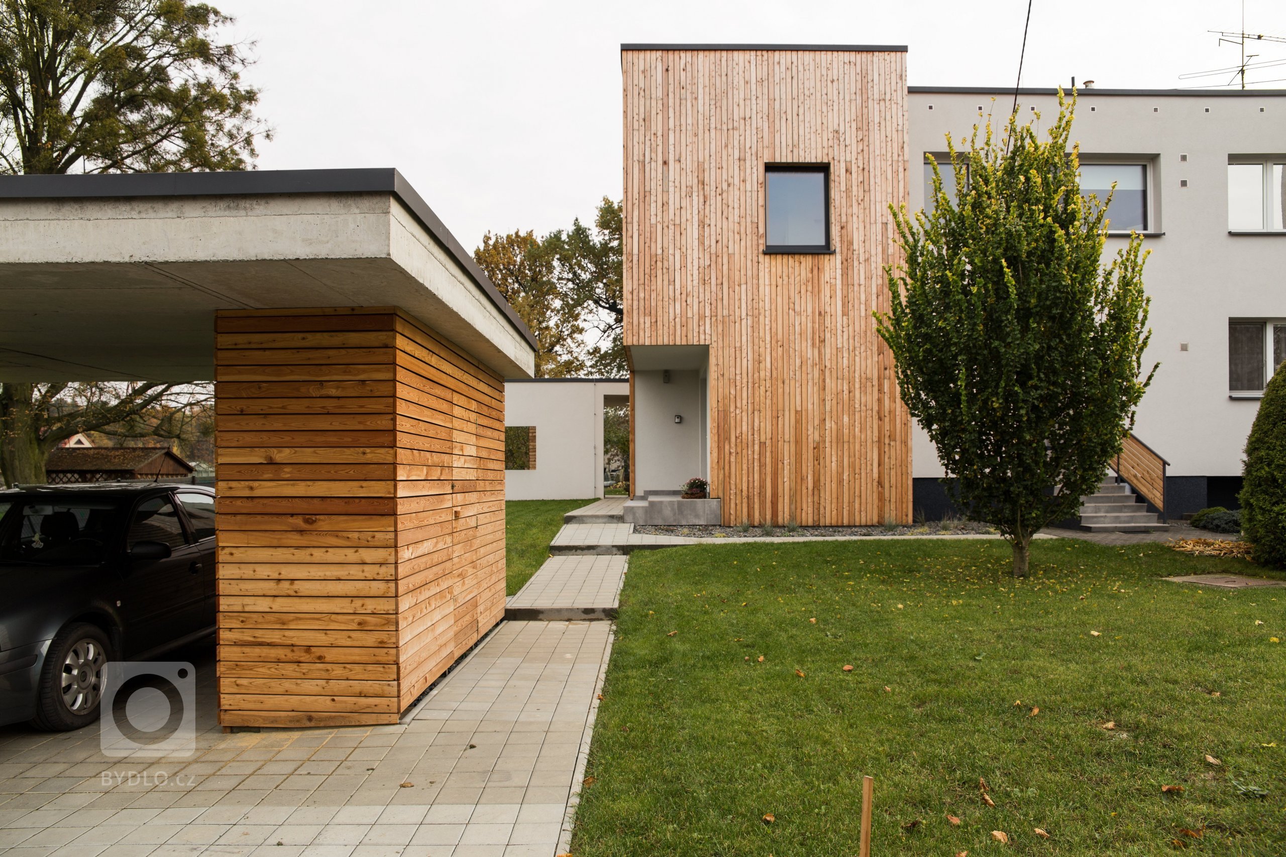 Pohled z příjezdové cesty