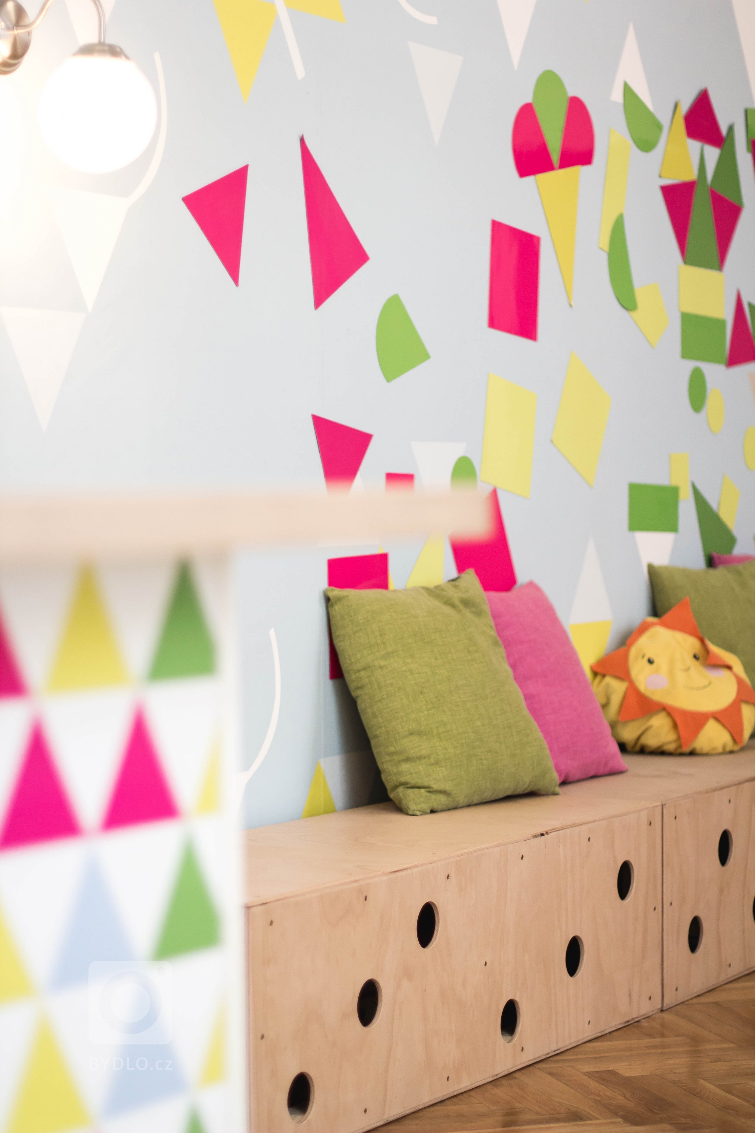 Náš cíl nebyl snadný &ndash; vytvořit prostor pro děti od batolecího věku až po mladší teenagery tak, aby jejich maminky mohly nerušeně popíjet kávu. Takže nás…