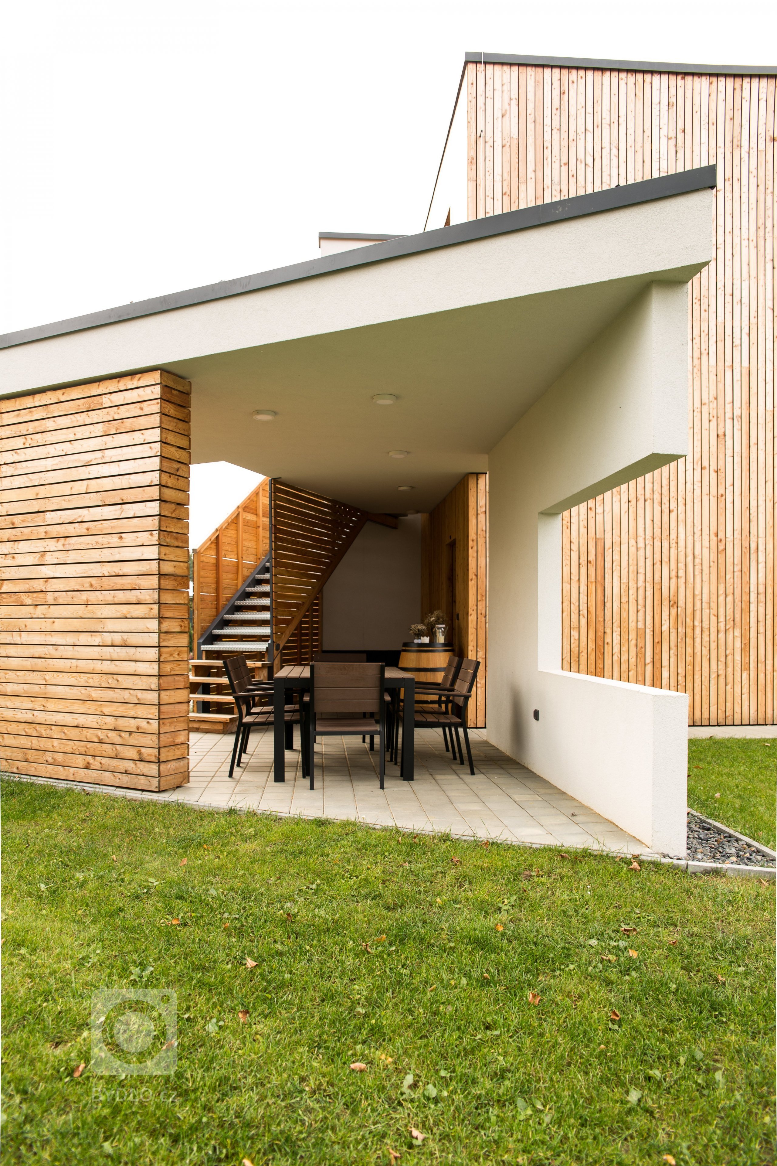 Pohled na terasu se schodištěm do kuchyně ve 2.NP