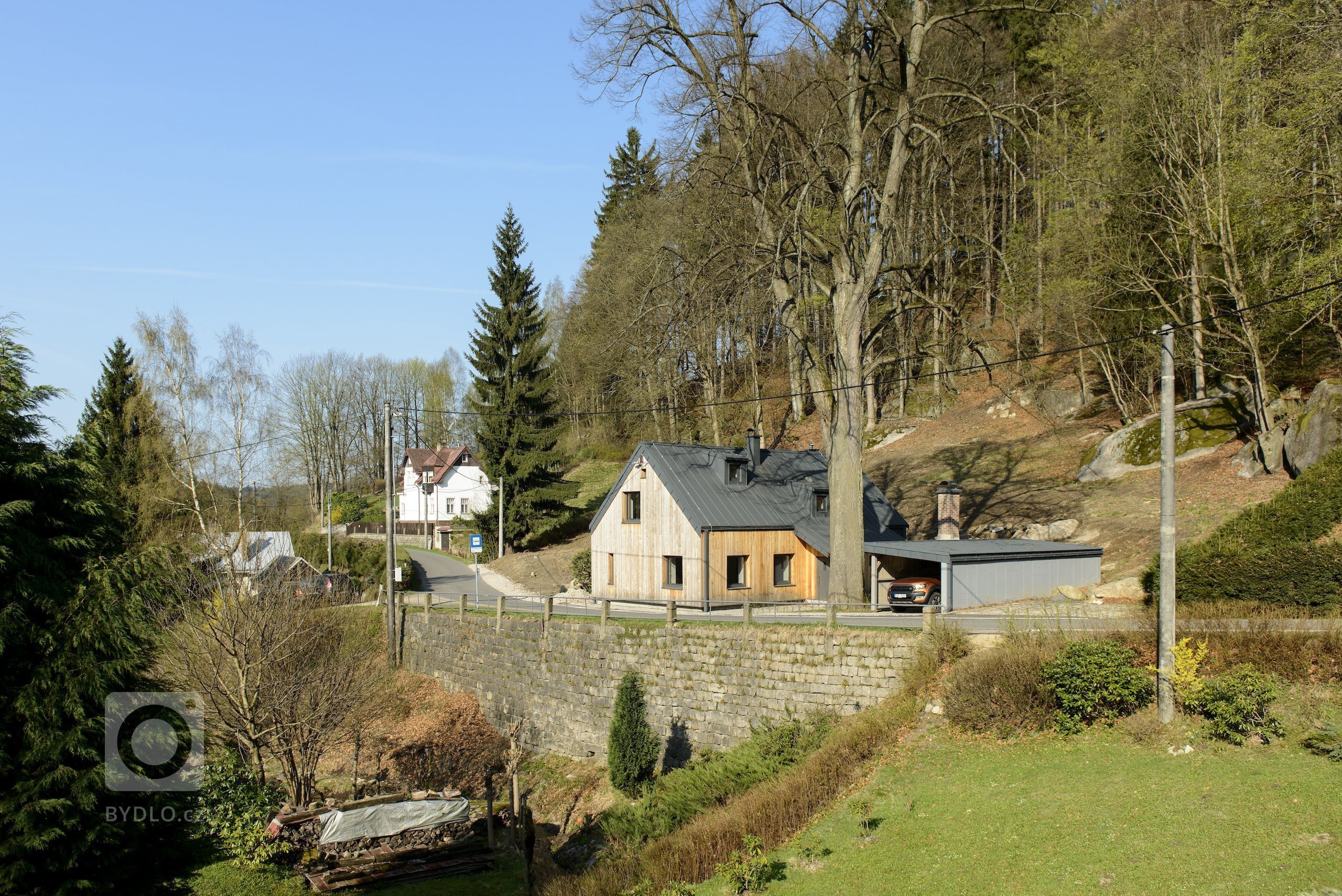 Rekonstrukce tradiční jizerskohorské chalupy byla od začátku vedena snahou o skloubení požadavků

designu, genia loci horské vsi a současného životního stylu…