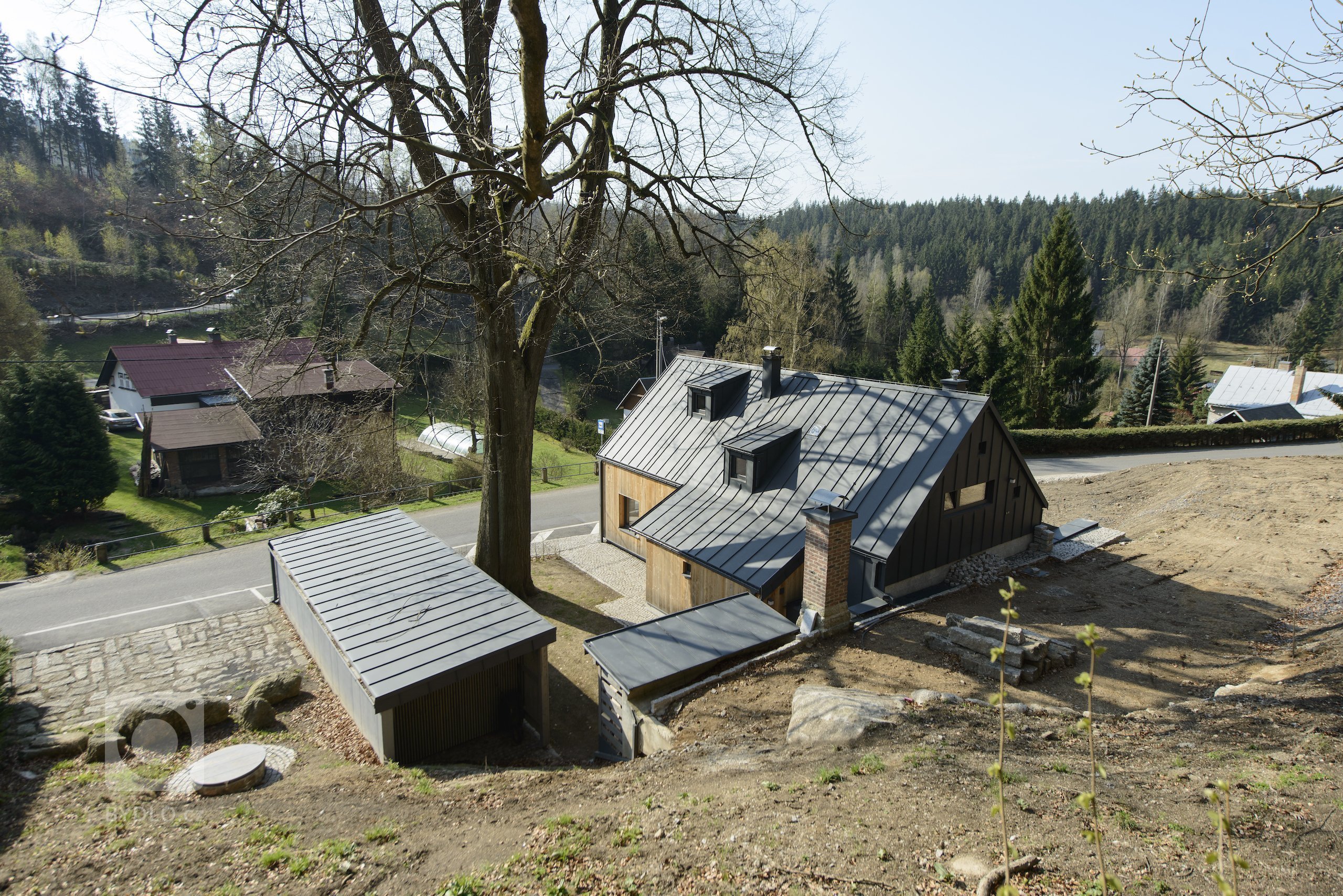 Rekonstrukce tradiční jizerskohorské chalupy byla od začátku vedena snahou o skloubení požadavků

designu, genia loci horské vsi a současného životního stylu…