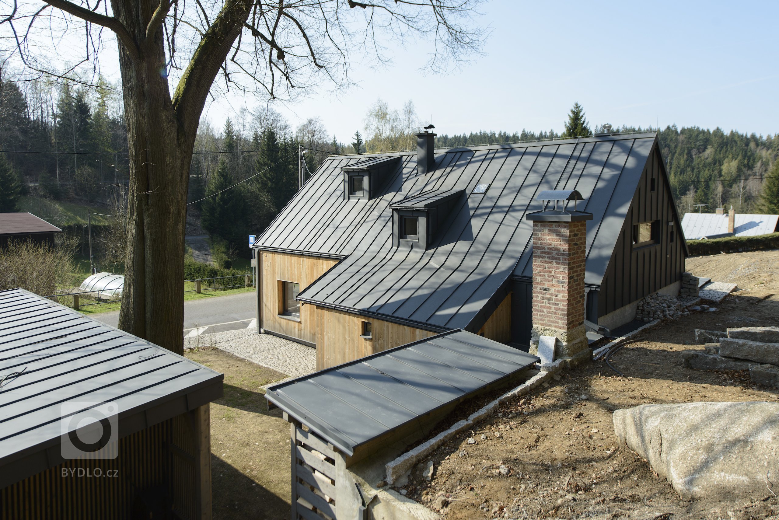 Rekonstrukce tradiční jizerskohorské chalupy byla od začátku vedena snahou o skloubení požadavků

designu, genia loci horské vsi a současného životního stylu…