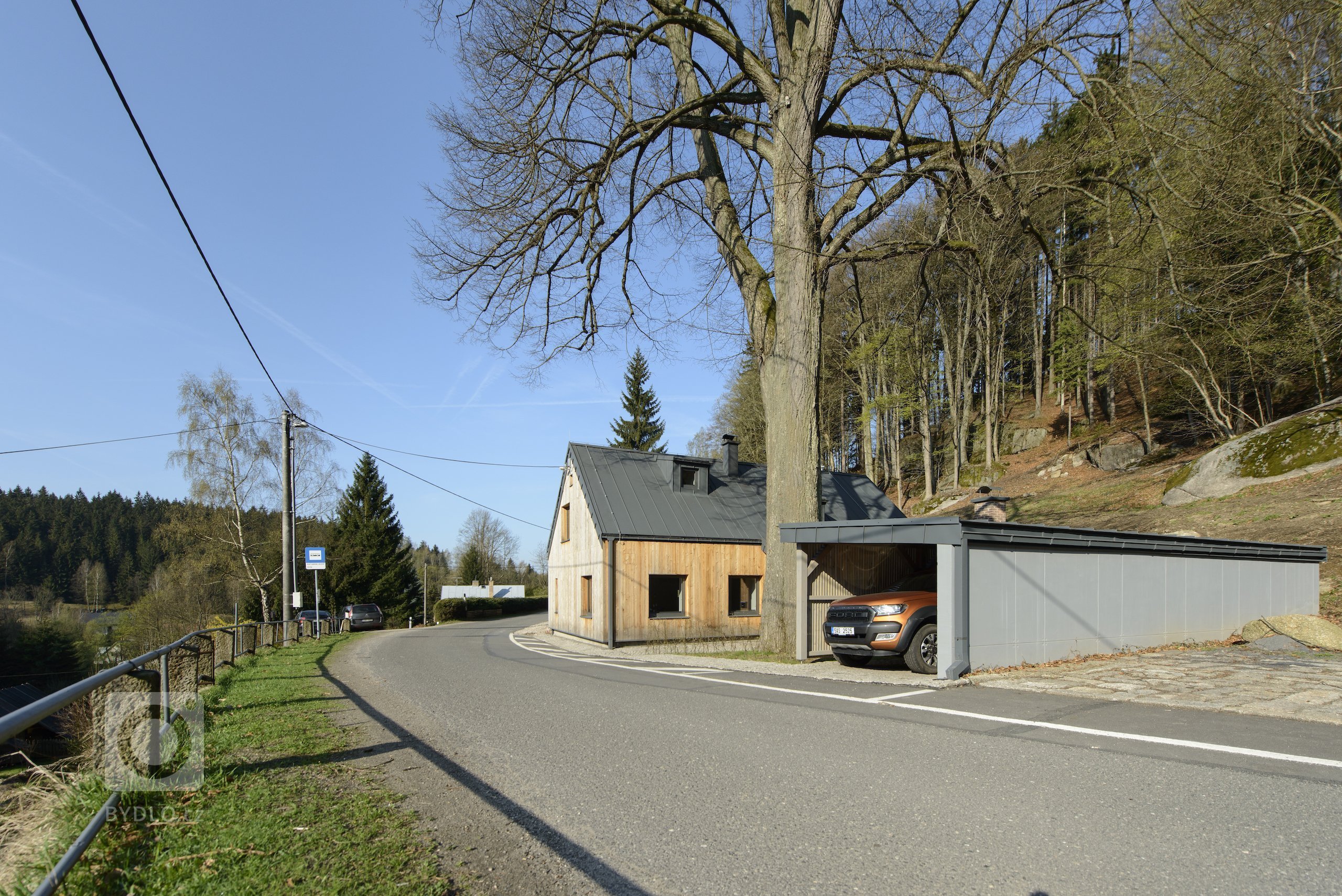 Rekonstrukce tradiční jizerskohorské chalupy byla od začátku vedena snahou o skloubení požadavků

designu, genia loci horské vsi a současného životního stylu…