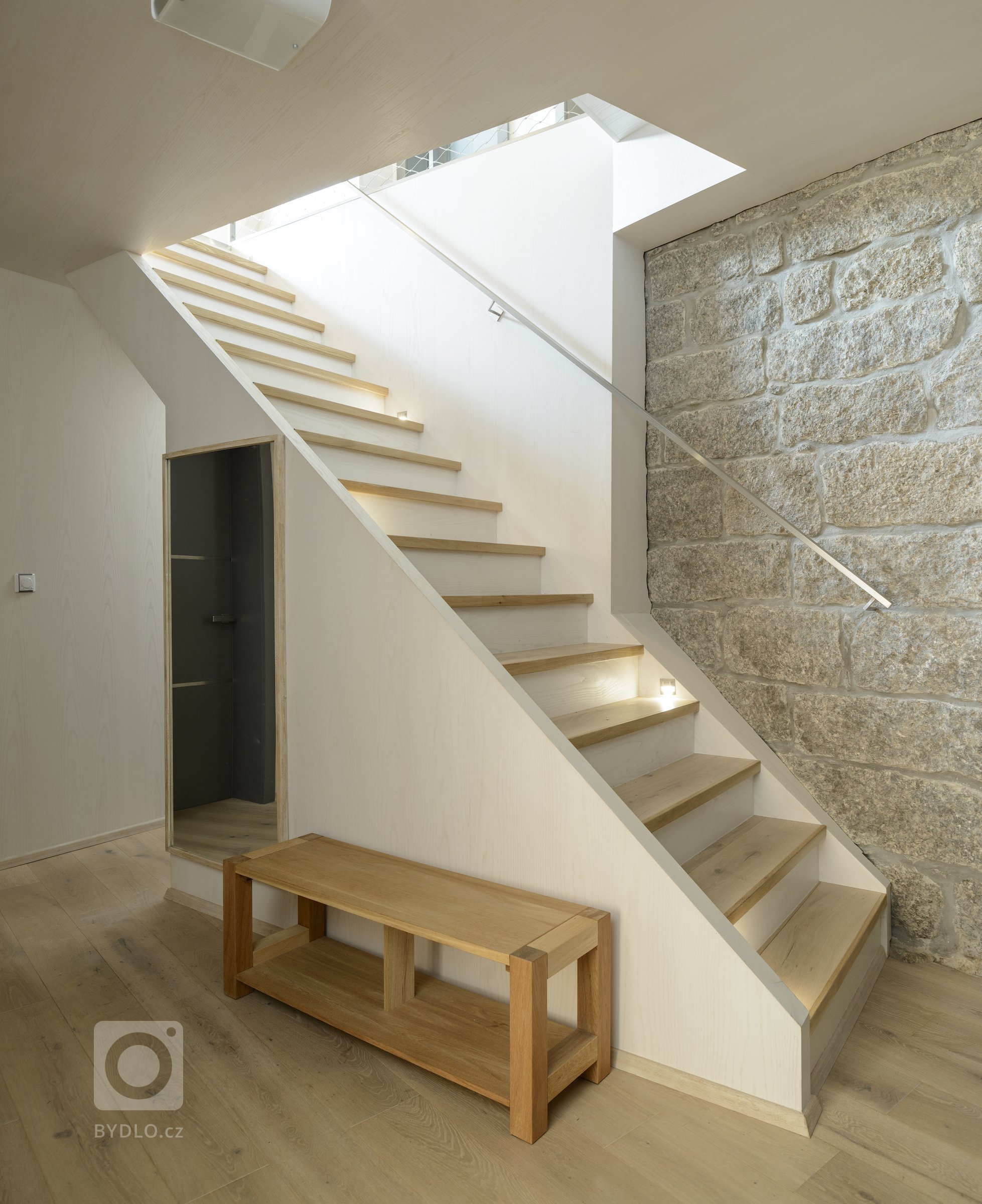 Rekonstrukce tradiční jizerskohorské chalupy byla od začátku vedena snahou o skloubení požadavků

designu, genia loci horské vsi a současného životního stylu…